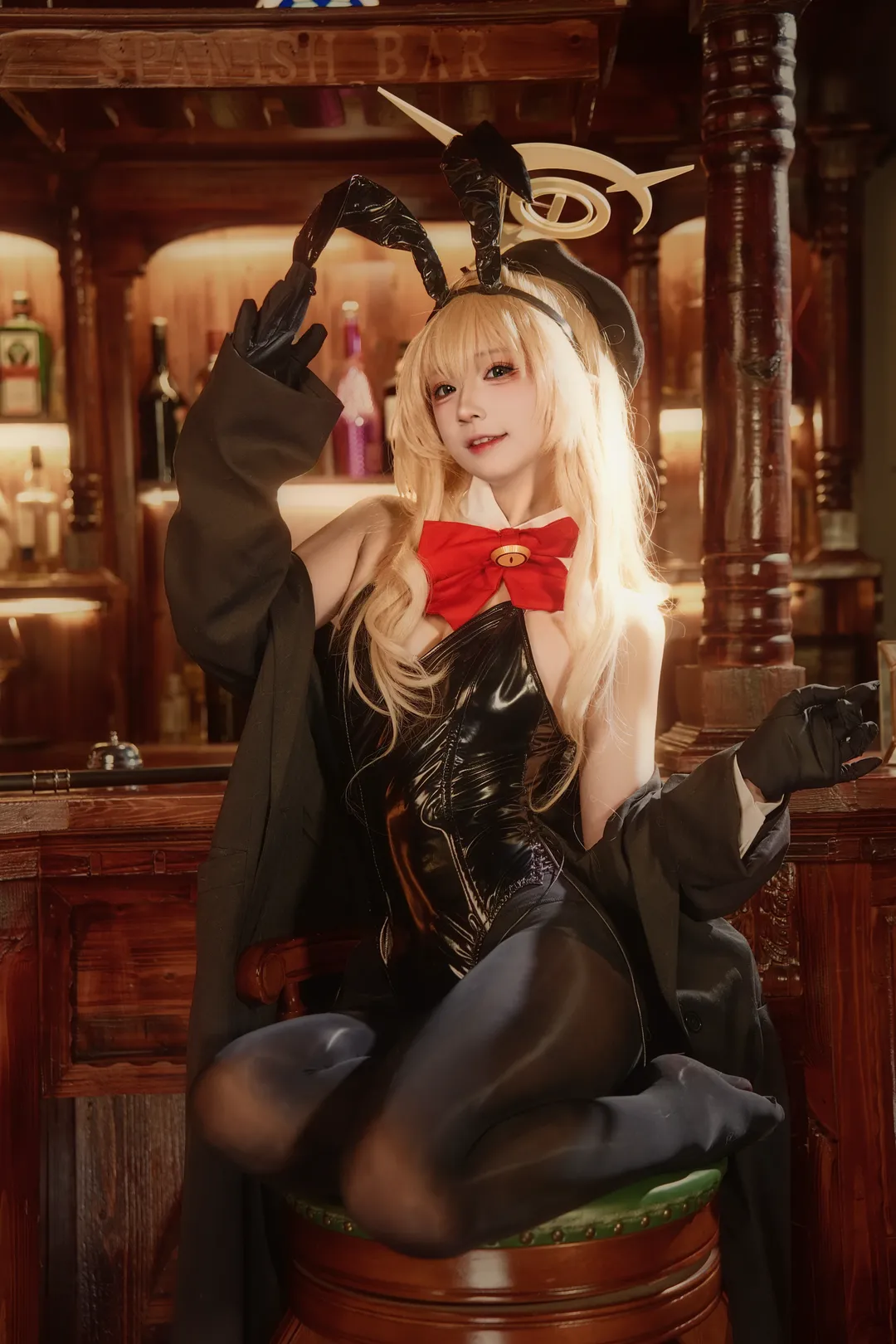 蔚蓝档案, 兔女郎, 笑面教授cos, cosplay摄影, 实景酒吧