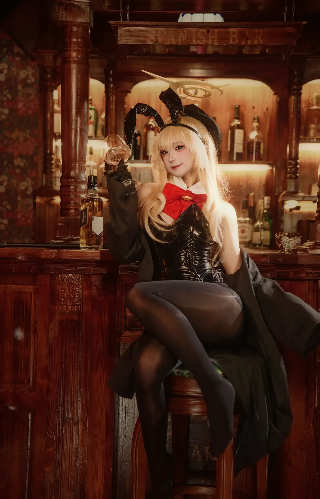 蔚蓝档案, 兔女郎, 笑面教授cos, cosplay摄影, 实景酒吧 - 第4张