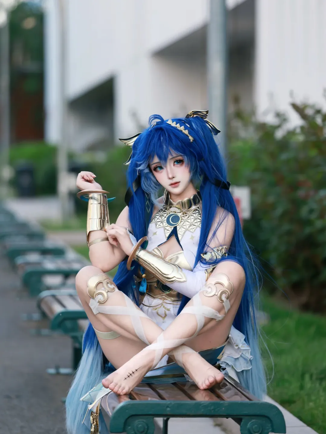 鸣潮, 二次元cosplay, 尤诺cos, 外景摄影, 蓝发少女