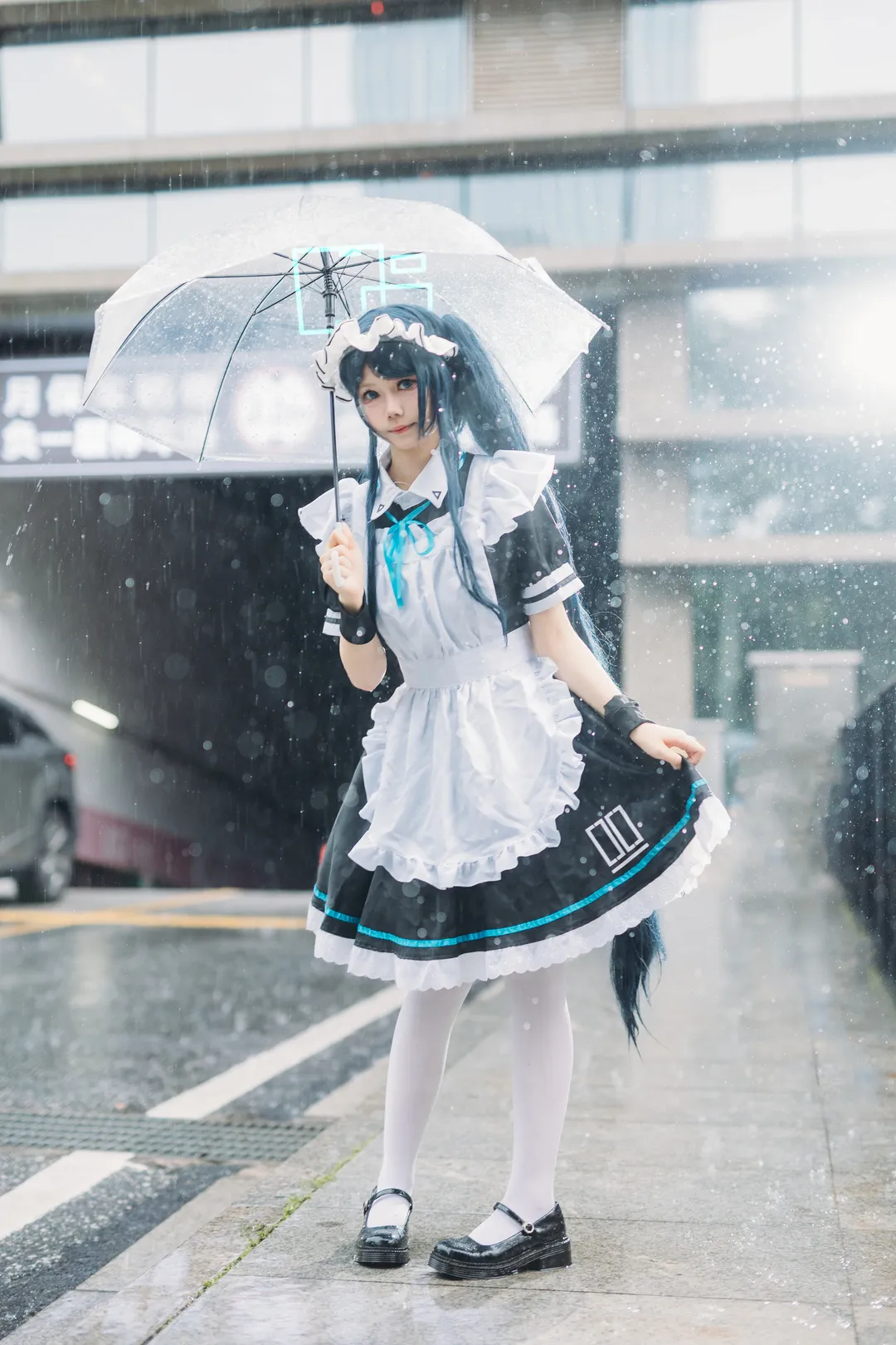 アリス コスプレ, ブルーアーカイブ, イベント写真, メイド服, 雨天の屋外ロケ - 1枚目