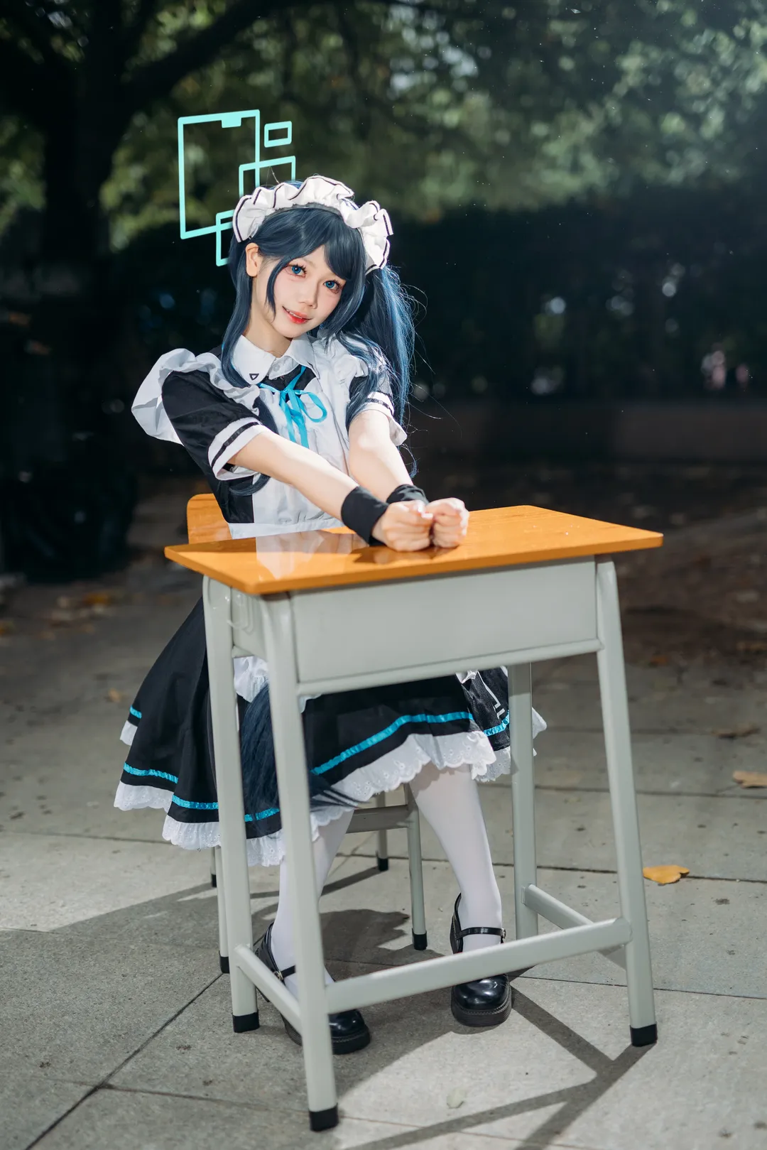 アリス コスプレ, ブルーアーカイブ, イベント写真, メイド服, 雨天の屋外ロケ - 10枚目