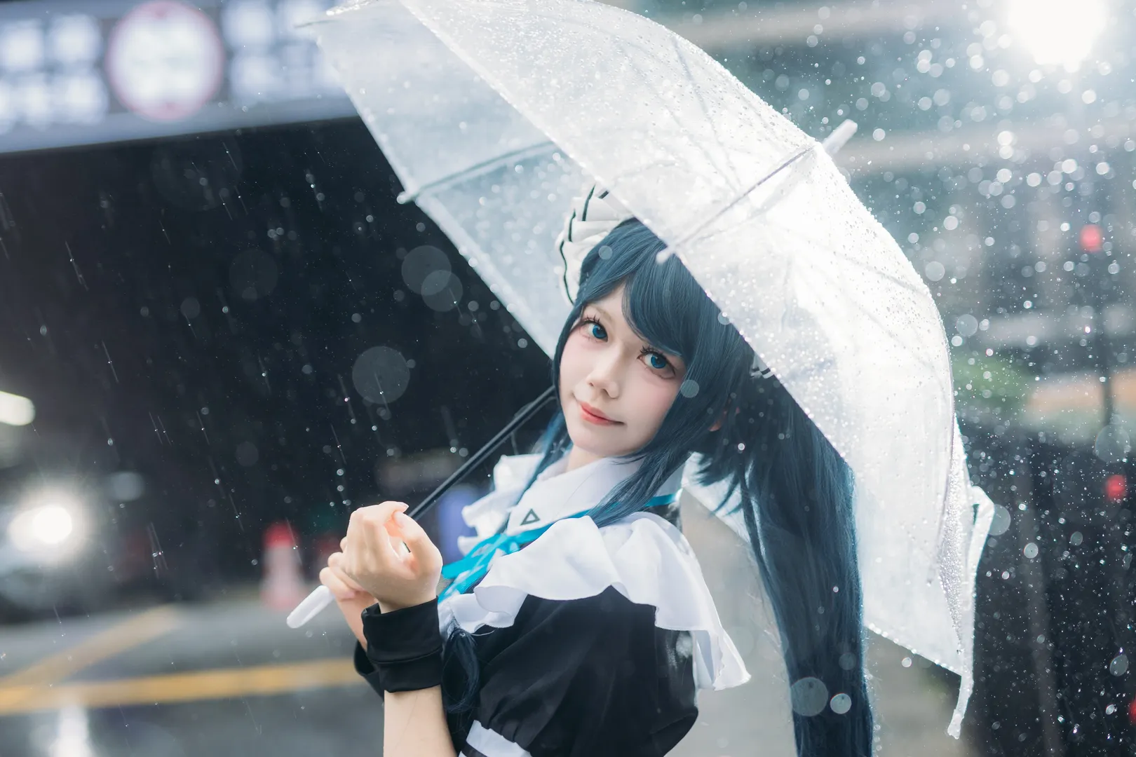 アリス コスプレ, ブルーアーカイブ, イベント写真, メイド服, 雨天の屋外ロケ - 2枚目