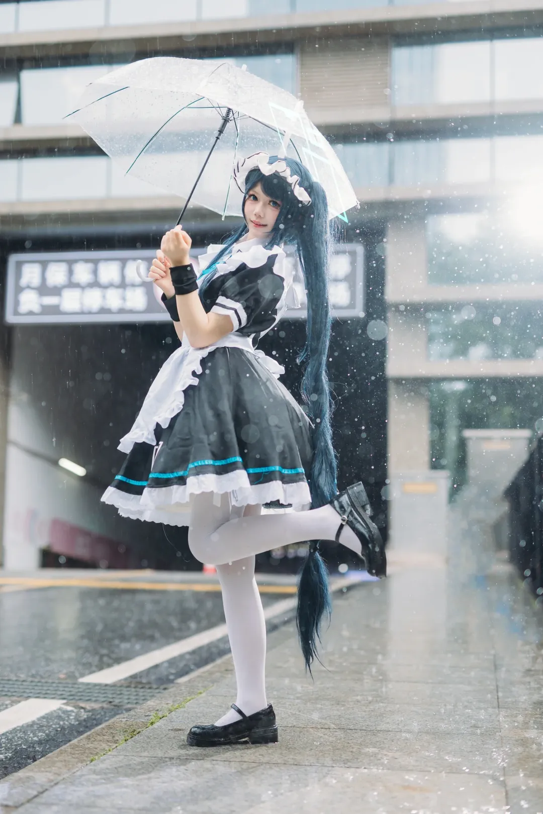 アリス コスプレ, ブルーアーカイブ, イベント写真, メイド服, 雨天の屋外ロケ - 3枚目