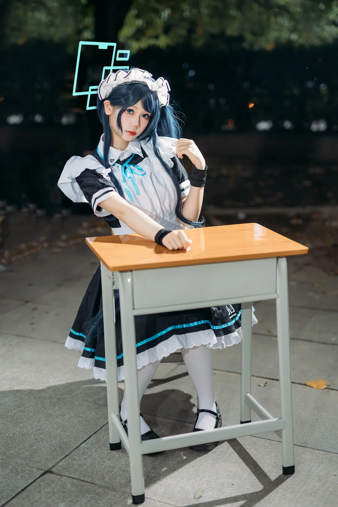 アリス コスプレ, ブルーアーカイブ, イベント写真, メイド服, 雨天の屋外ロケ - 4枚目