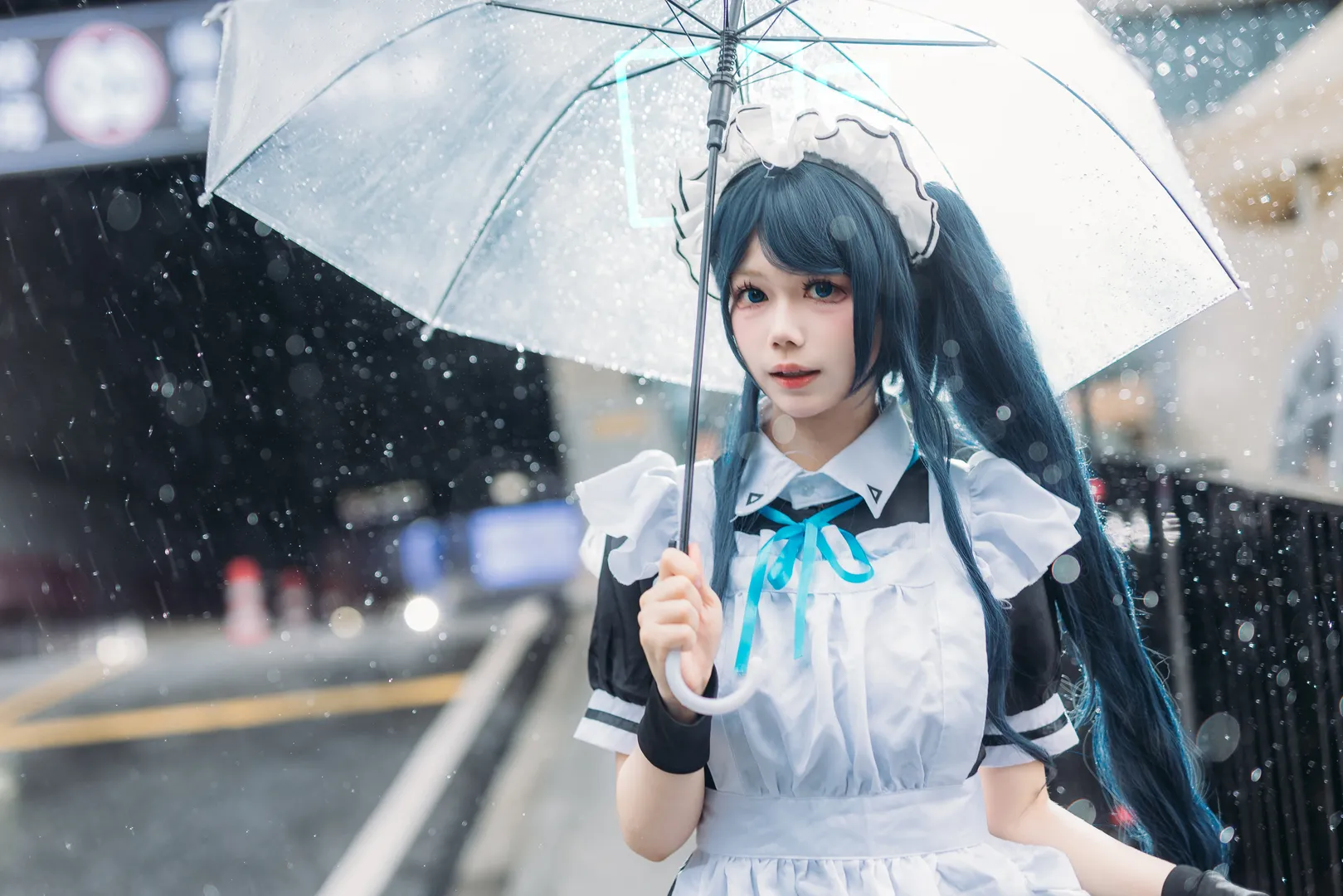 アリス コスプレ, ブルーアーカイブ, イベント写真, メイド服, 雨天の屋外ロケ - 6枚目