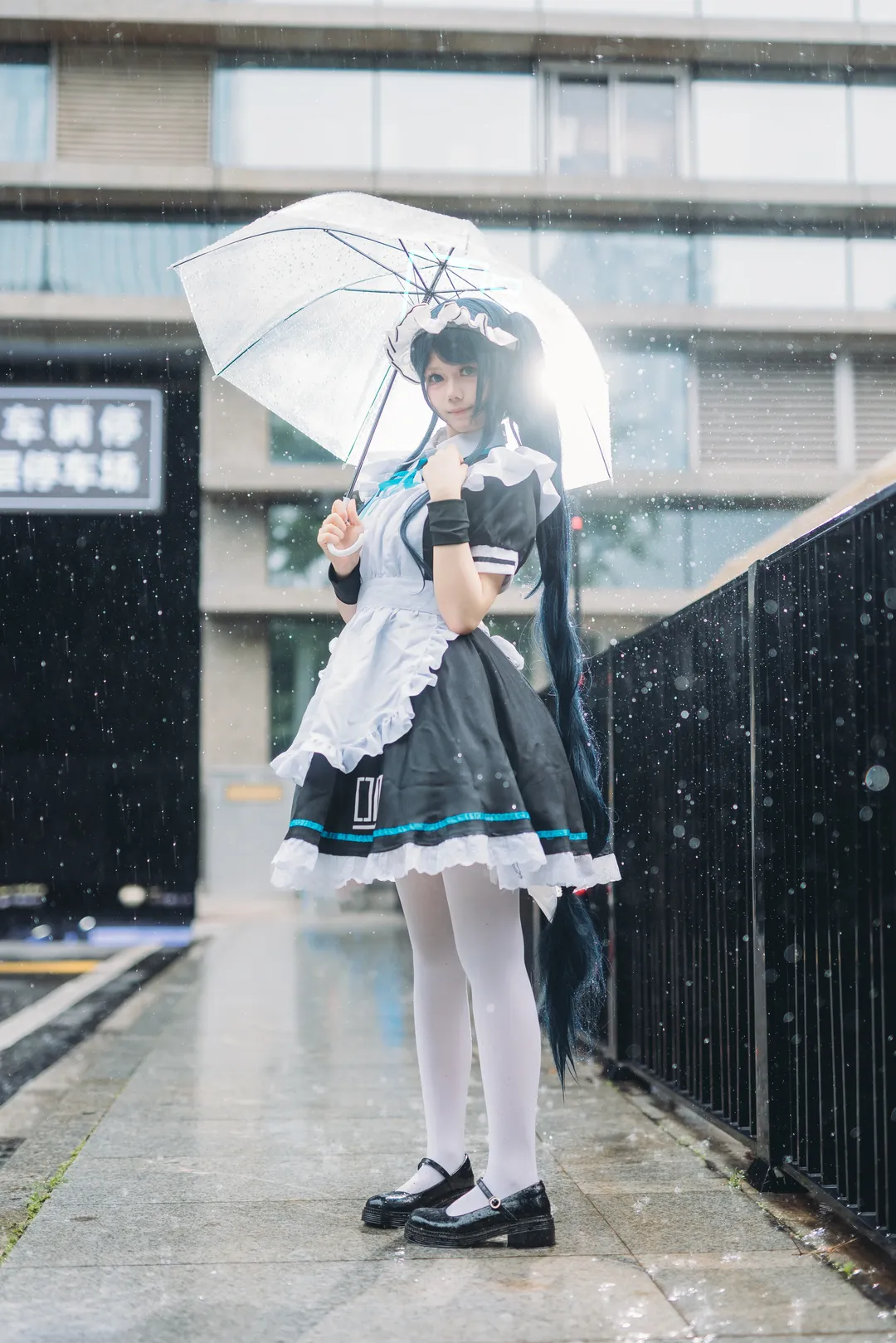 アリス コスプレ, ブルーアーカイブ, イベント写真, メイド服, 雨天の屋外ロケ - 7枚目