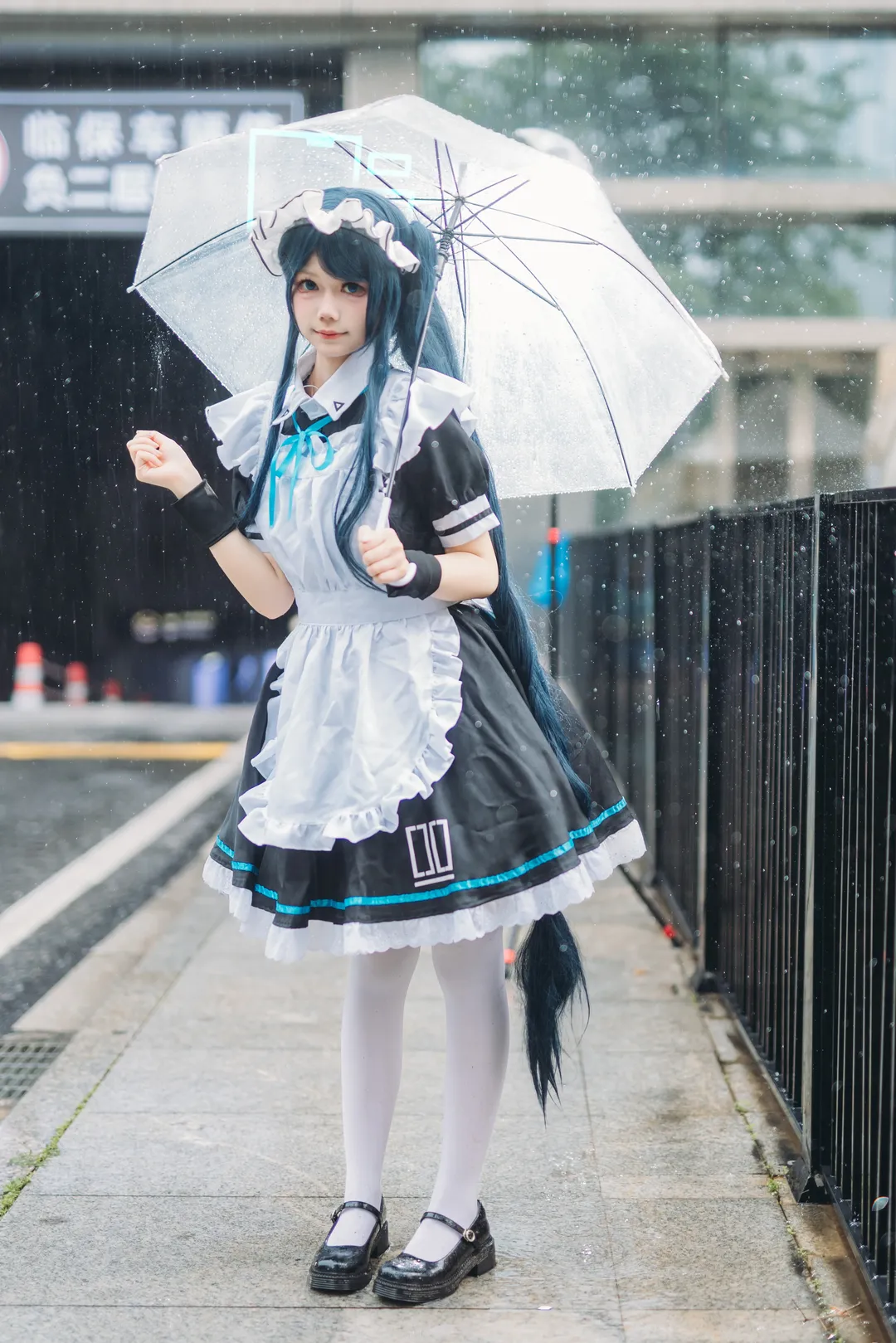 アリス コスプレ, ブルーアーカイブ, イベント写真, メイド服, 雨天の屋外ロケ - 8枚目
