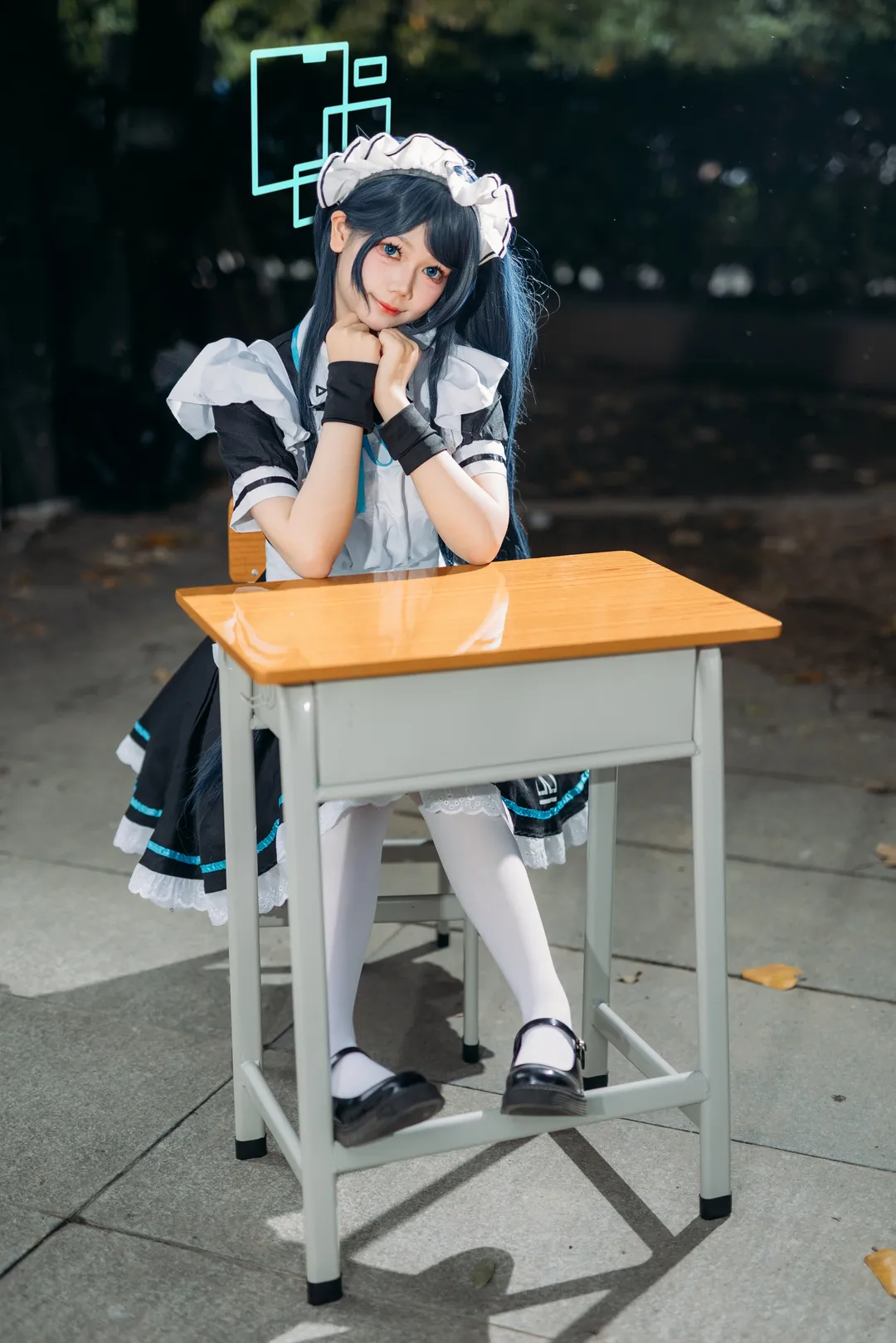 アリス コスプレ, ブルーアーカイブ, イベント写真, メイド服, 雨天の屋外ロケ - 9枚目