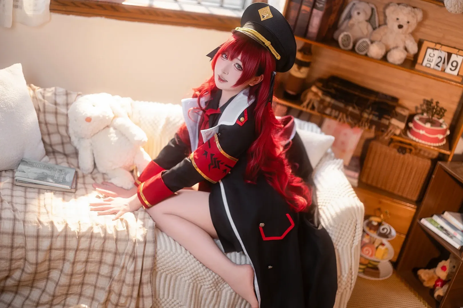キャラクター再現, ブルーアーカイブ, 棗イロハ コスプレ, 赤髪のコスプレイヤー, 室内の光と影 - 2枚目