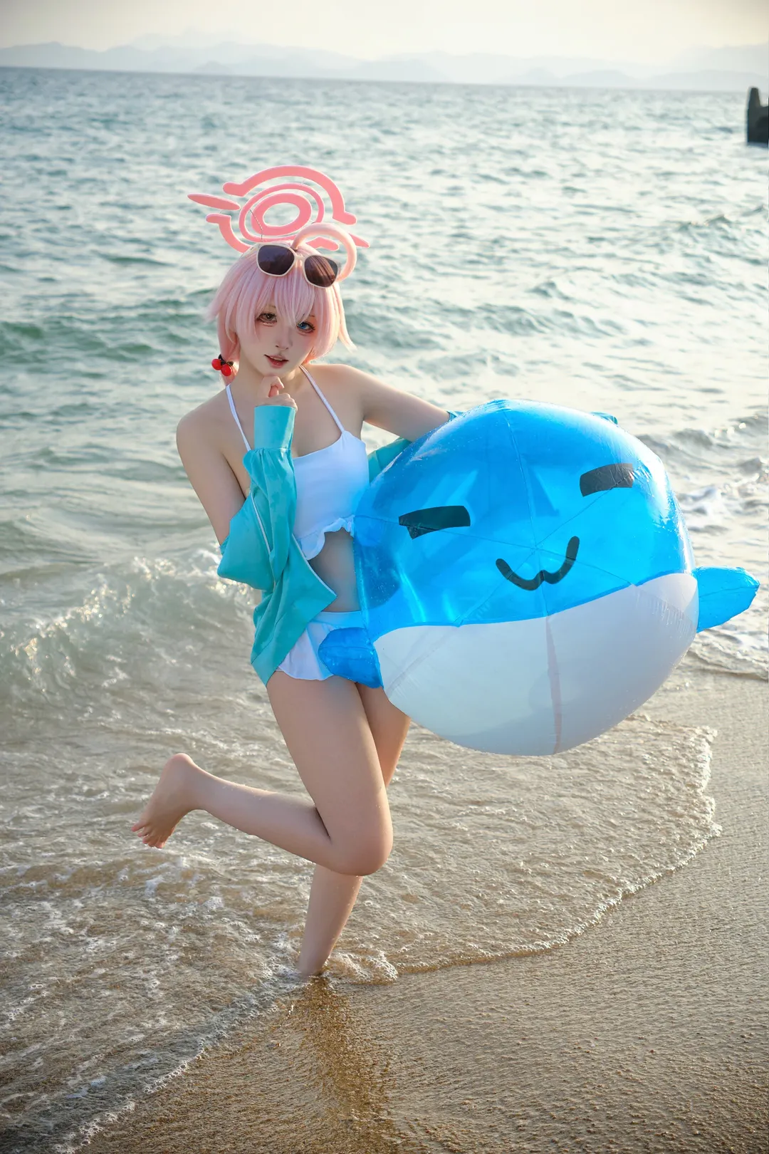 ブルーアーカイブ, 二次元コスプレ, 小鳥遊ホシノ コスプレ, ロケーション撮影, 夏のビーチ写真 - 2枚目