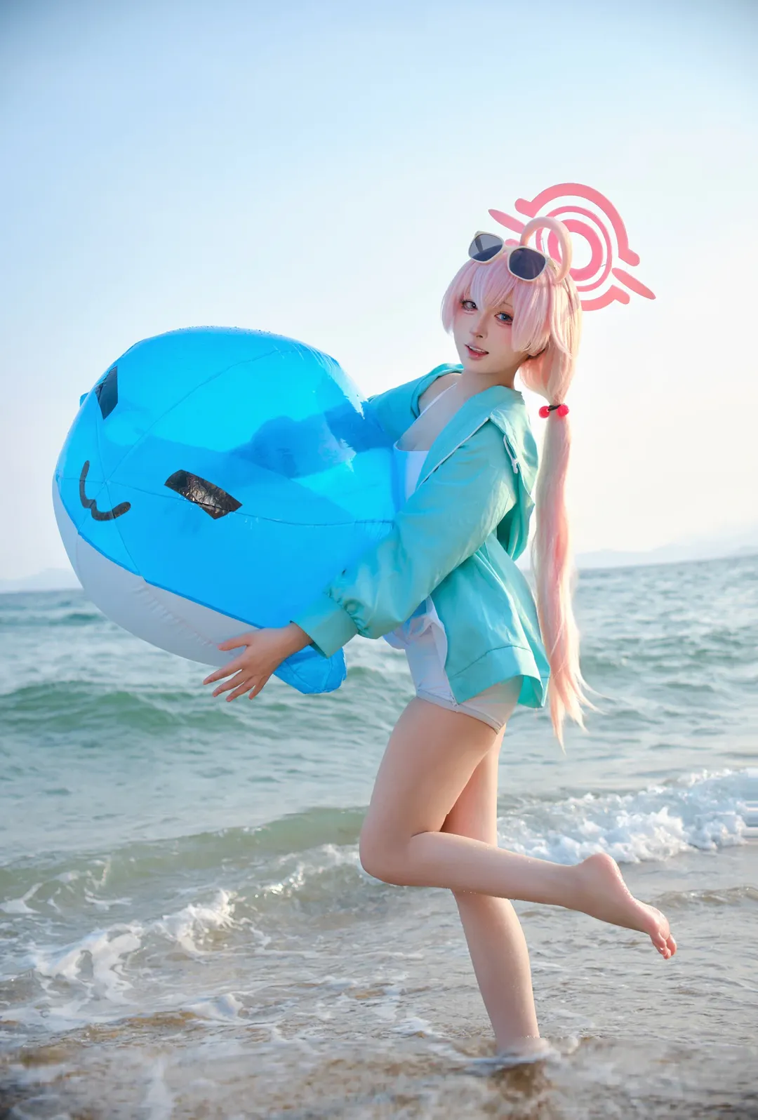 ブルーアーカイブ, 二次元コスプレ, 小鳥遊ホシノ コスプレ, ロケーション撮影, 夏のビーチ写真 - 3枚目