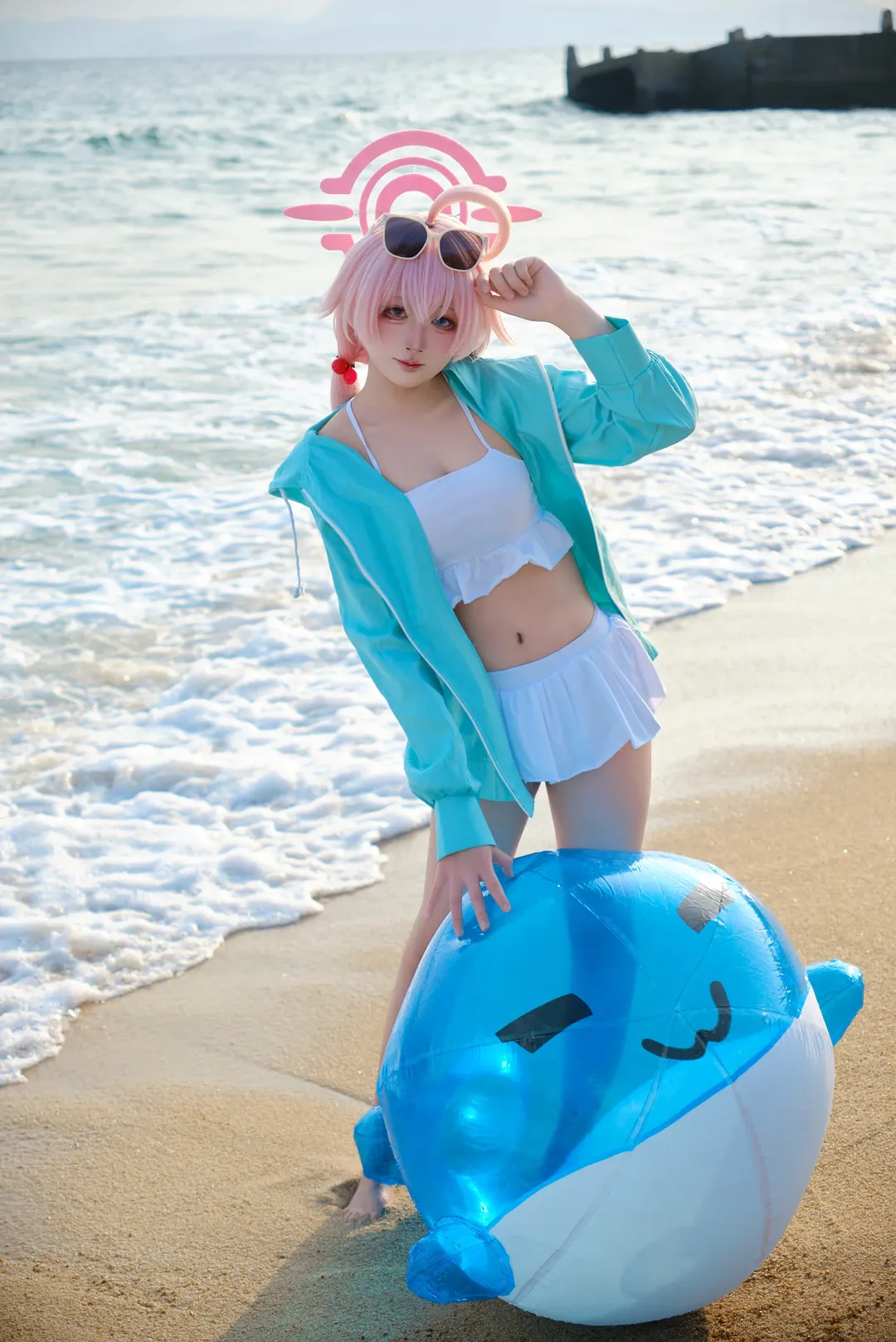 ブルーアーカイブ, 二次元コスプレ, 小鳥遊ホシノ コスプレ, ロケーション撮影, 夏のビーチ写真 - 4枚目
