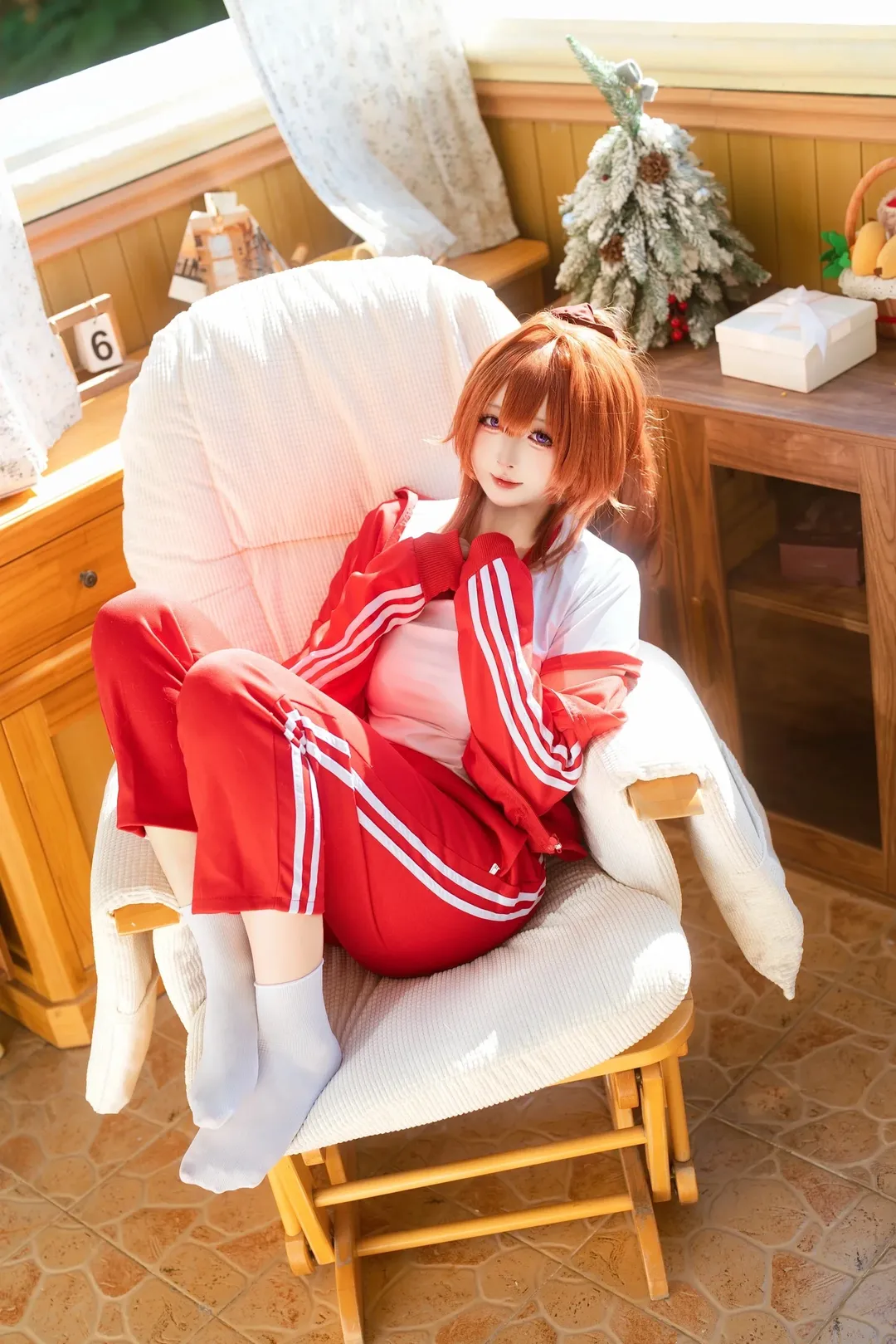 氛圍感攝影, 運動風cosplay, 居家風格攝影, 紅色運動服, 捉迷藏主題