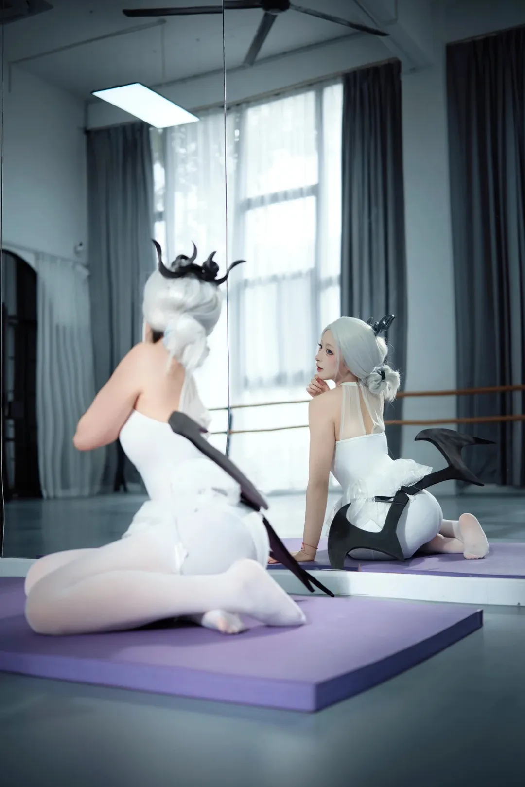 蔚蓝档案, 空崎日奈cos, 芭蕾cosplay, 白色连体衣, 镜面摄影 - 第2张