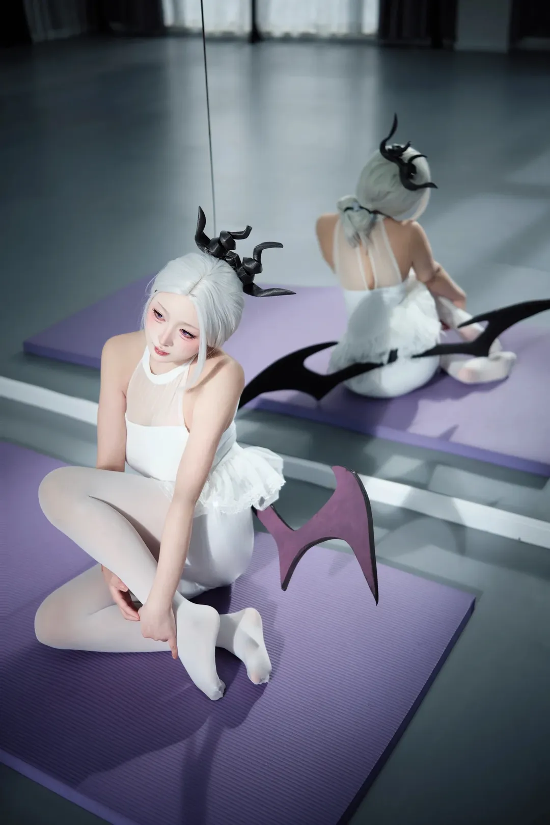 蔚蓝档案, 空崎日奈cos, 芭蕾cosplay, 白色连体衣, 镜面摄影 - 第3张