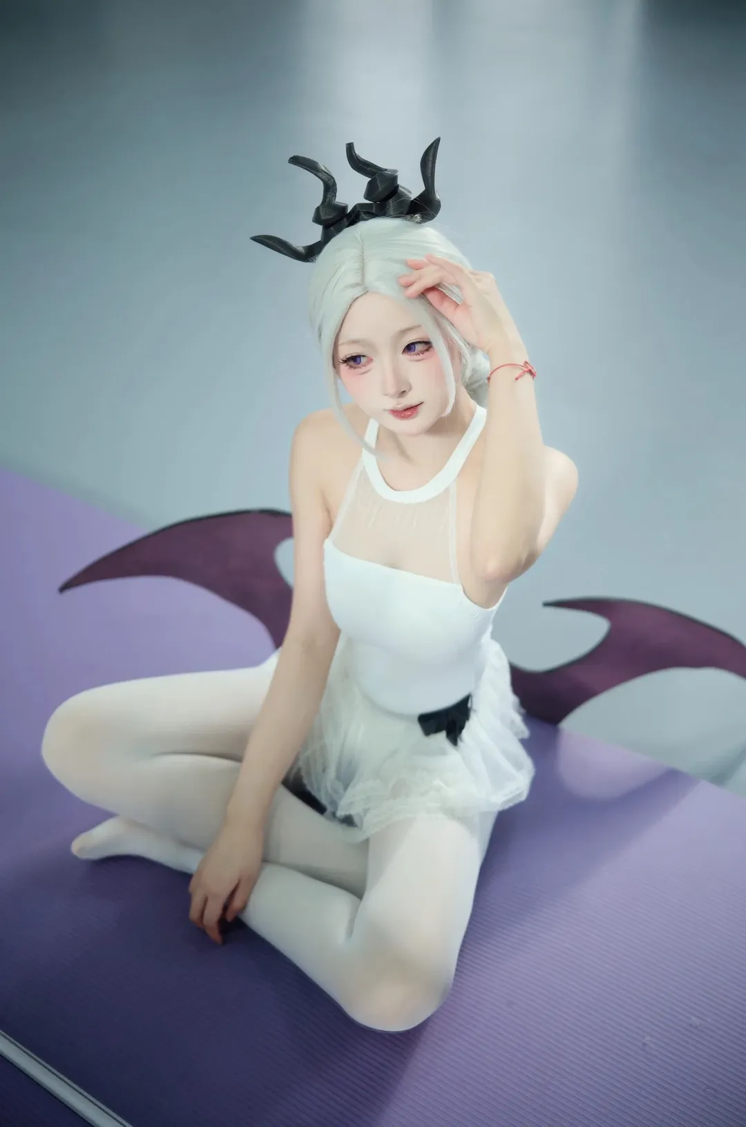 蔚蓝档案, 空崎日奈cos, 芭蕾cosplay, 白色连体衣, 镜面摄影 - 第4张