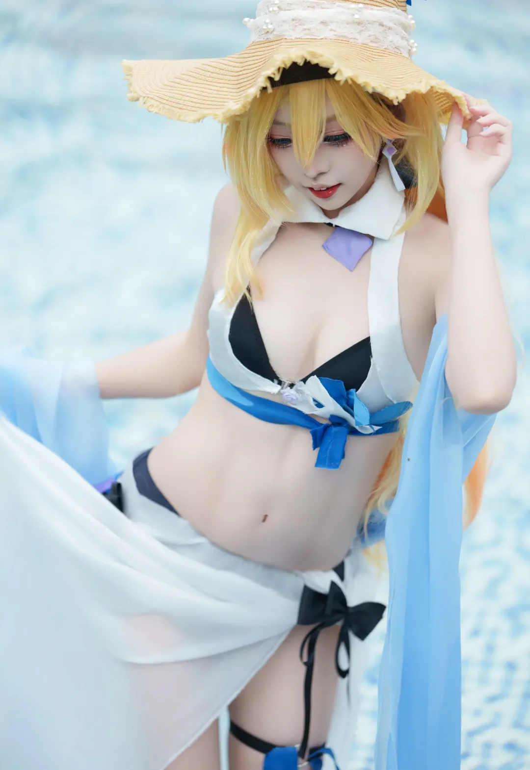 崩坏3, 二次元cosplay, 幽兰黛尔cos, 夏日泳装, 泳池拍照 - 第1张