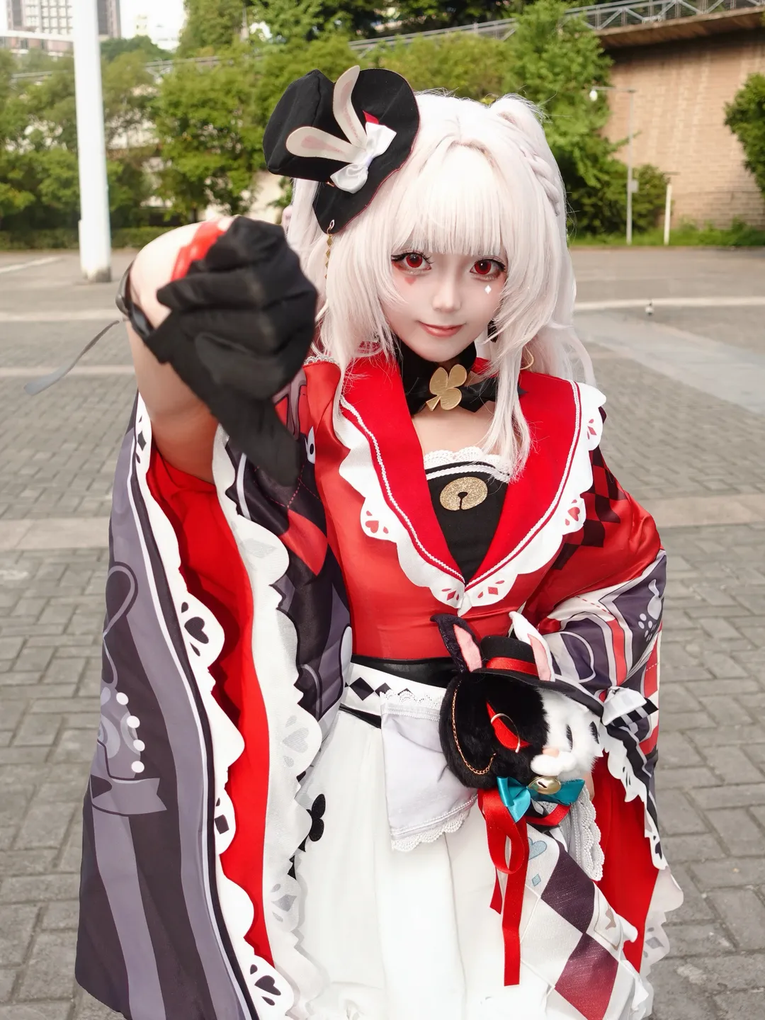 崩坏星穹铁道, 火花cos, 户外cosplay, 二次元写真, 红白哥特风 - 第2张