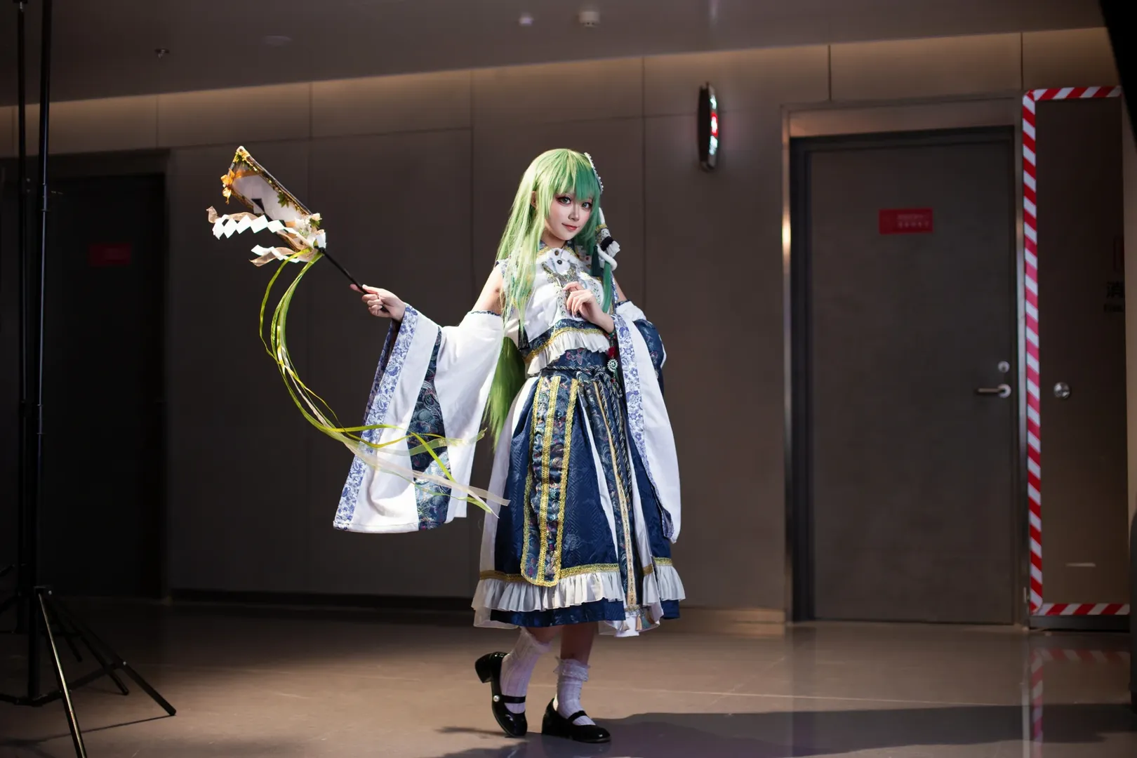 東方Project, 巫女コス, 東風谷早苗 コスプレ, アニメイベントの撮影ポーズ, 神楽鈴 - 10枚目
