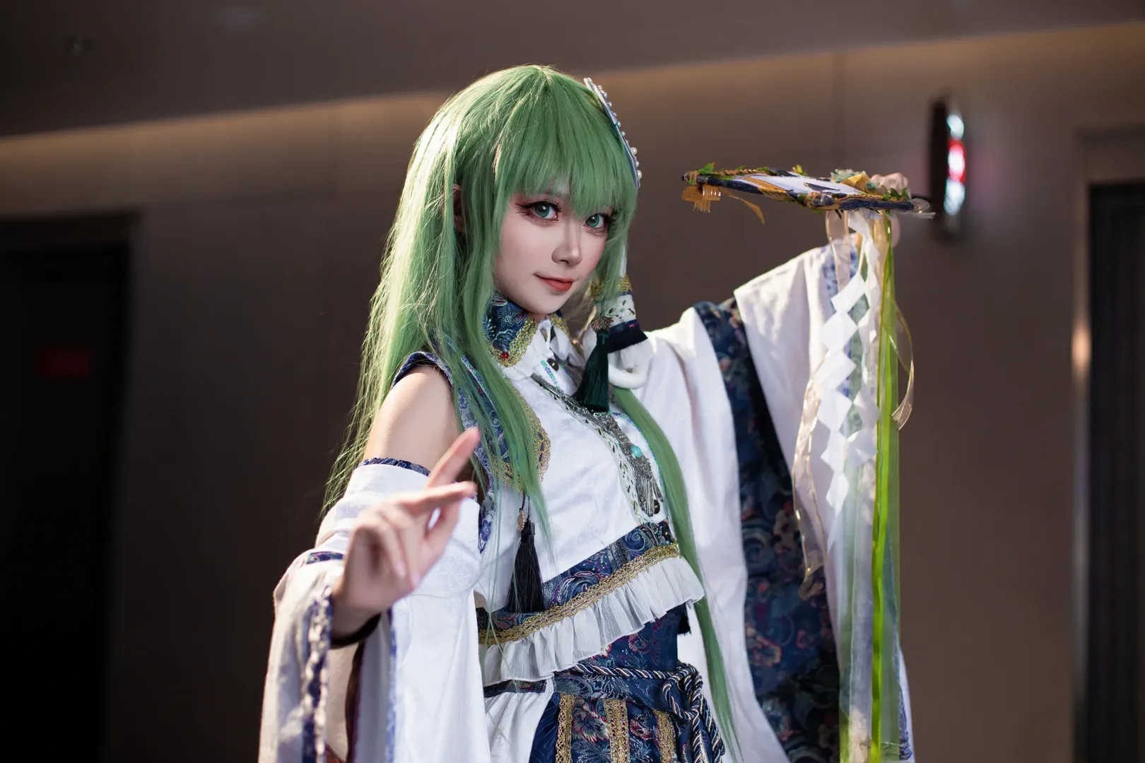 東方Project, 巫女コス, 東風谷早苗 コスプレ, アニメイベントの撮影ポーズ, 神楽鈴 - 12枚目