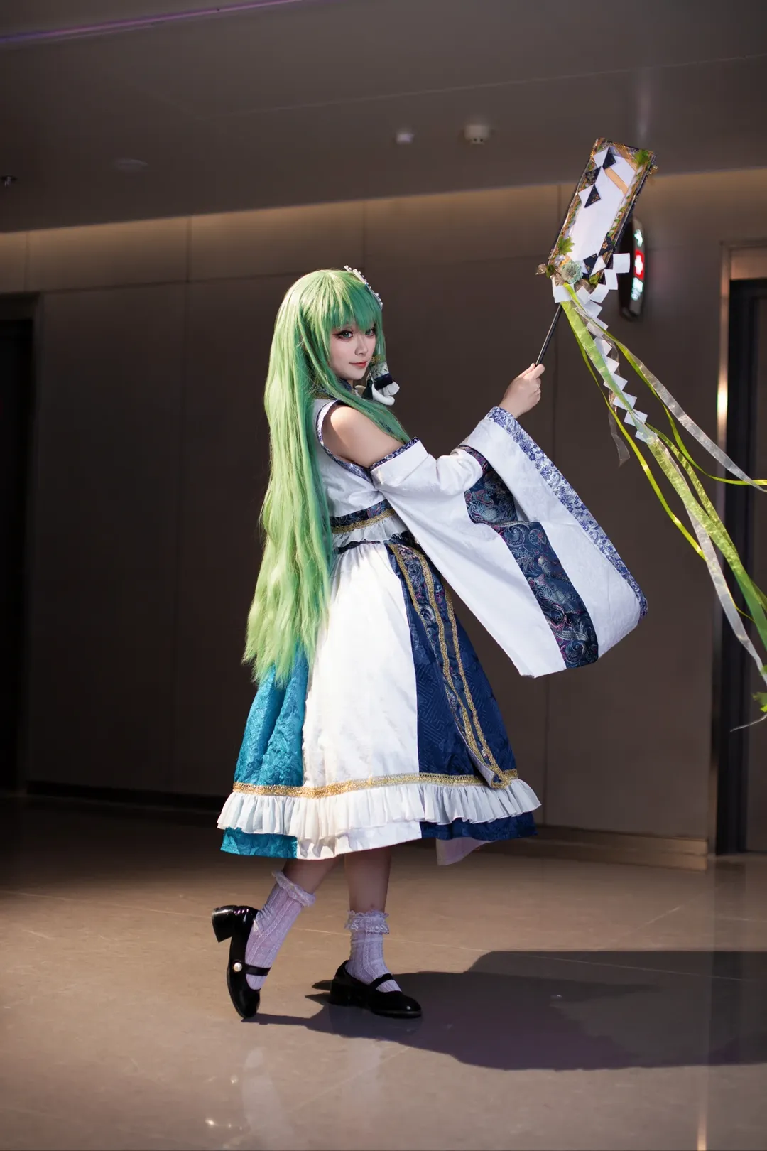 東方Project, 巫女コス, 東風谷早苗 コスプレ, アニメイベントの撮影ポーズ, 神楽鈴 - 13枚目