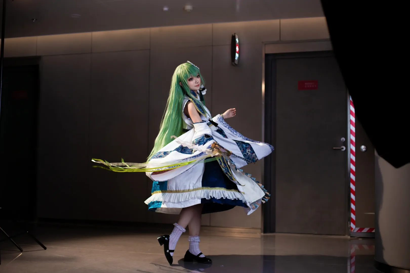 東方Project, 巫女コス, 東風谷早苗 コスプレ, アニメイベントの撮影ポーズ, 神楽鈴 - 14枚目