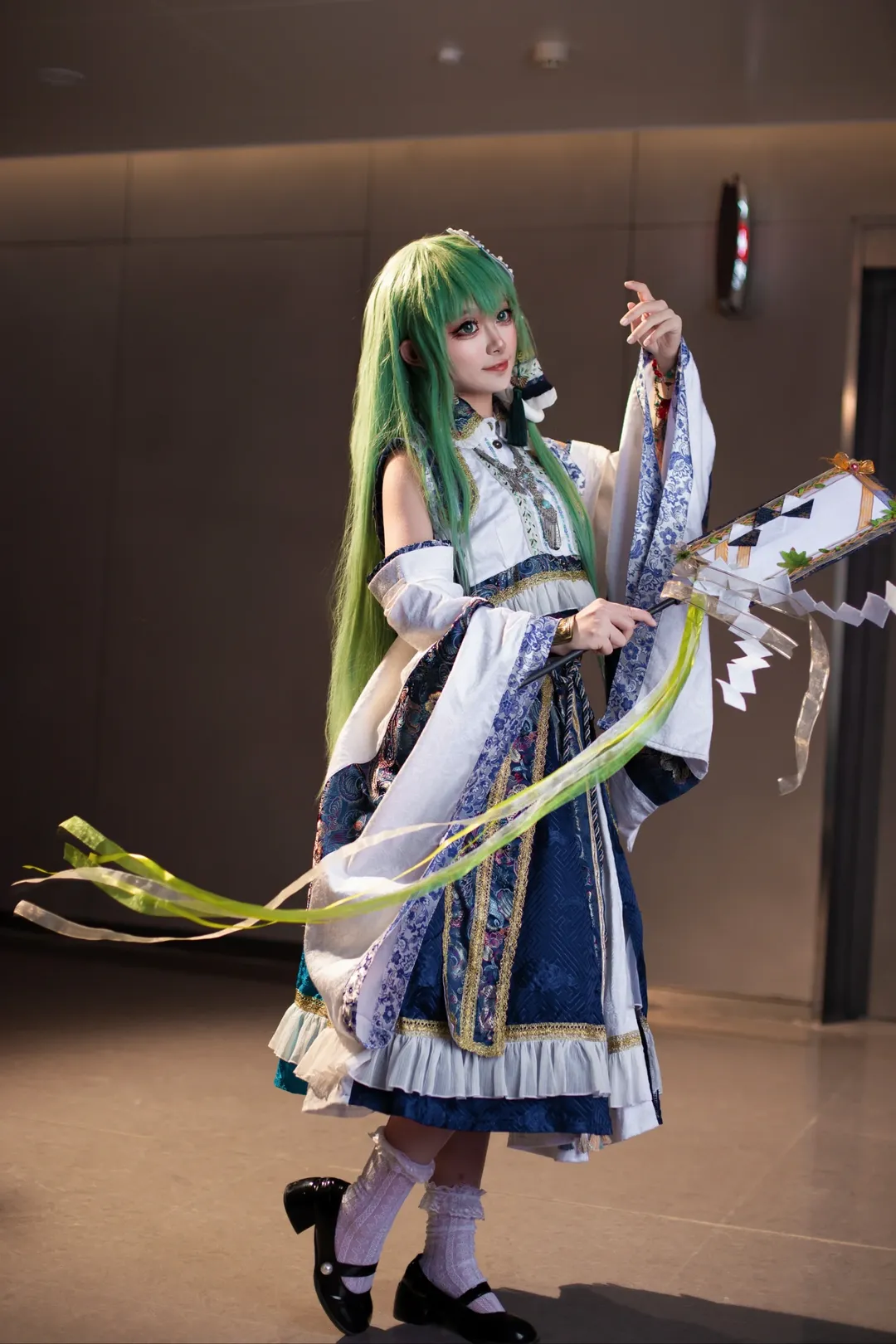 東方Project, 巫女コス, 東風谷早苗 コスプレ, アニメイベントの撮影ポーズ, 神楽鈴 - 15枚目