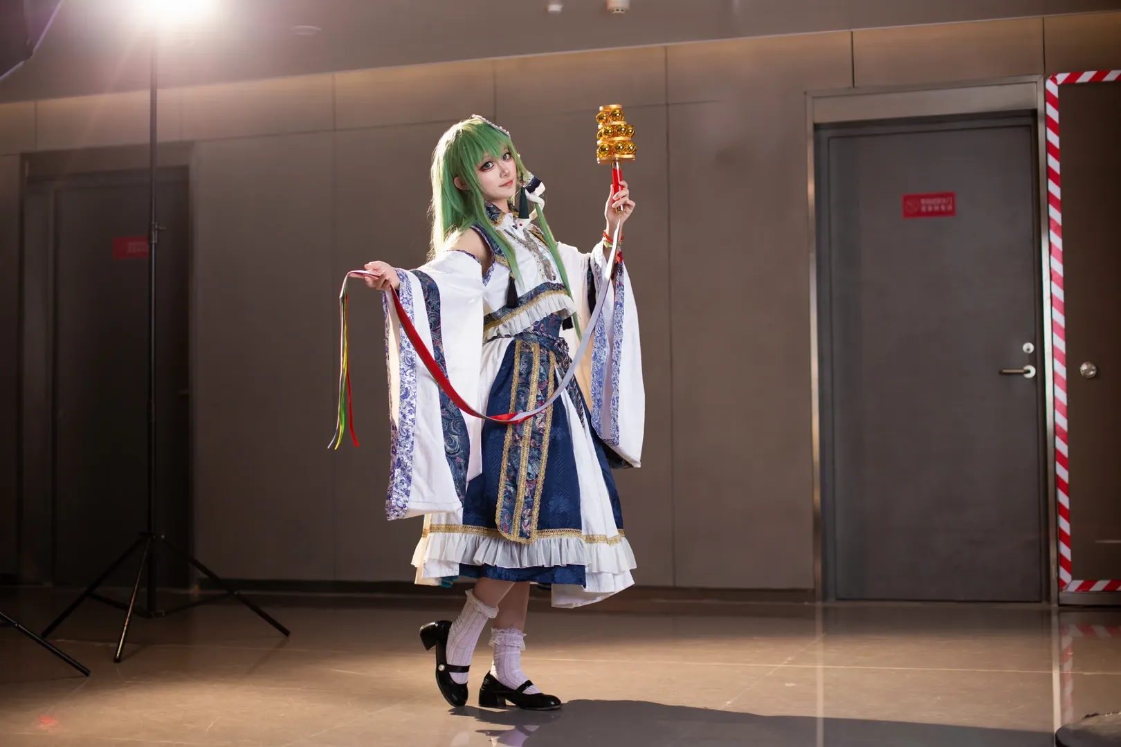 東方Project, 巫女コス, 東風谷早苗 コスプレ, アニメイベントの撮影ポーズ, 神楽鈴 - 16枚目