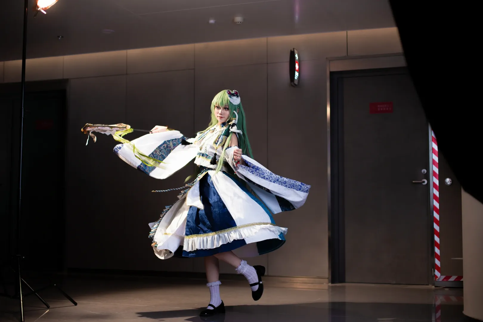 東方Project, 巫女コス, 東風谷早苗 コスプレ, アニメイベントの撮影ポーズ, 神楽鈴 - 18枚目