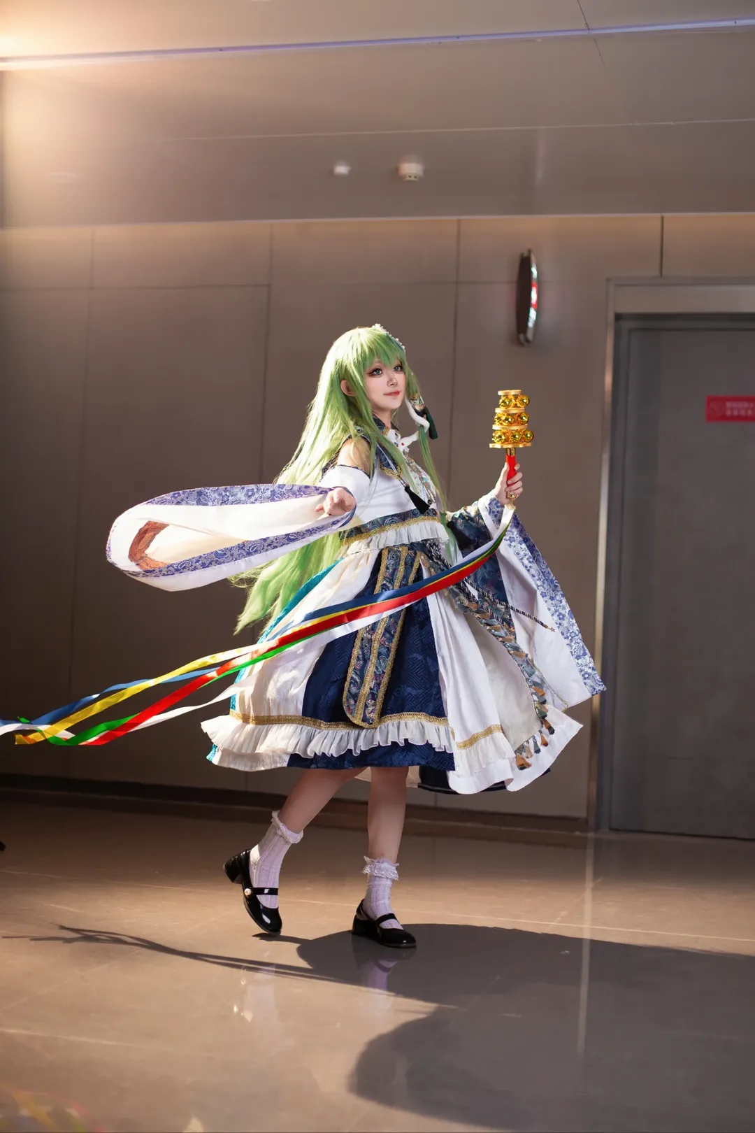 東方Project, 巫女コス, 東風谷早苗 コスプレ, アニメイベントの撮影ポーズ, 神楽鈴 - 4枚目