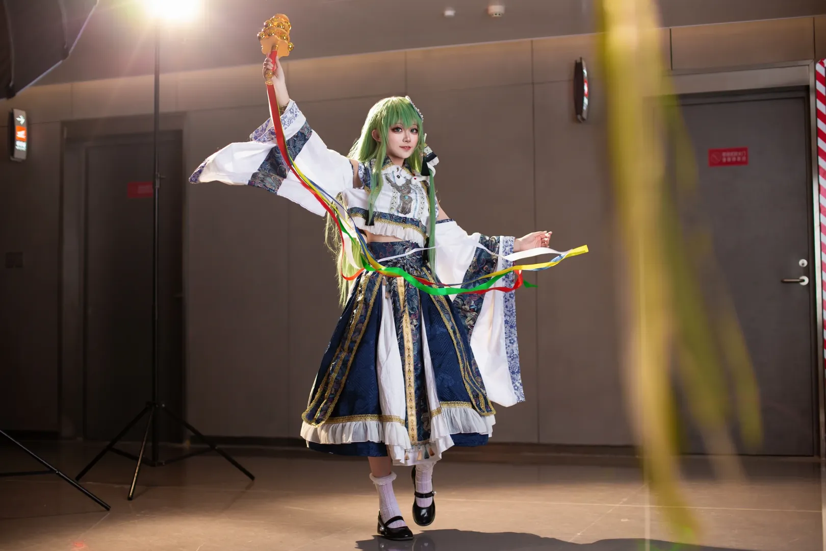 東方Project, 巫女コス, 東風谷早苗 コスプレ, アニメイベントの撮影ポーズ, 神楽鈴 - 5枚目