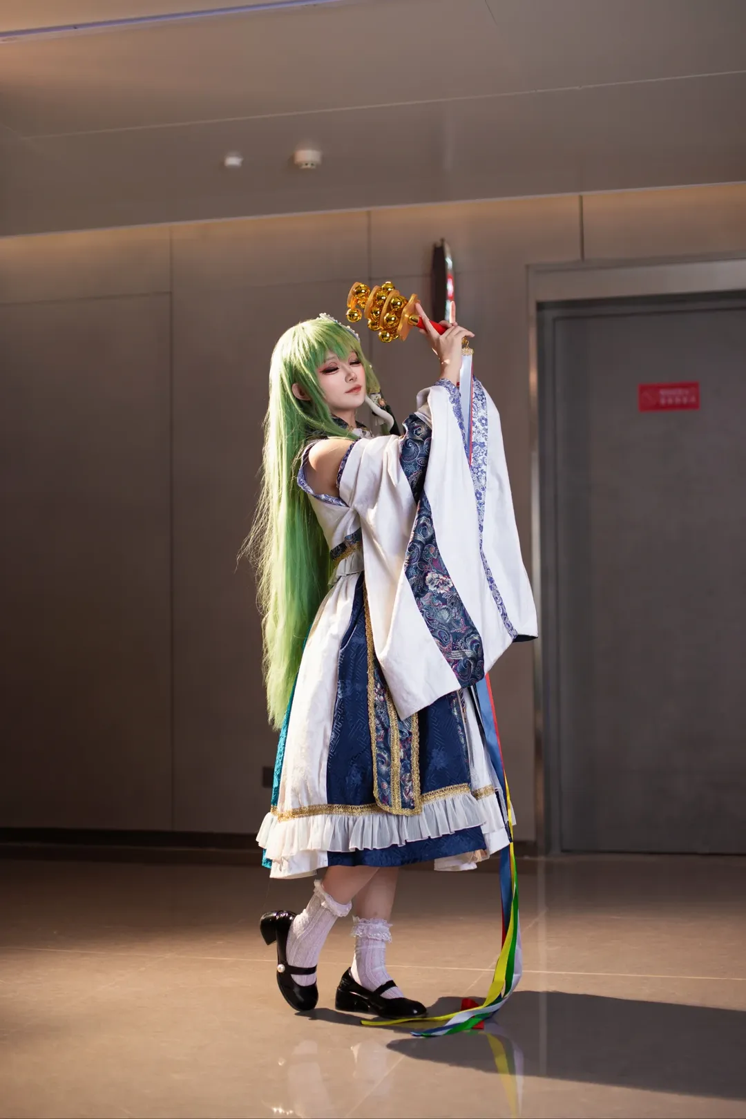 東方Project, 巫女コス, 東風谷早苗 コスプレ, アニメイベントの撮影ポーズ, 神楽鈴 - 6枚目