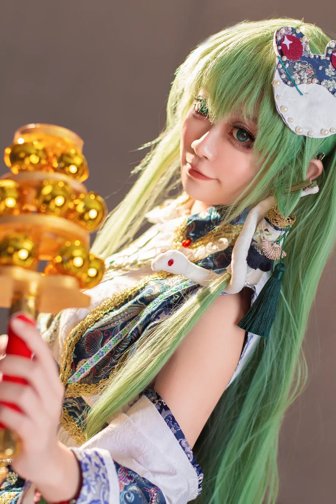 東方Project, 巫女コス, 東風谷早苗 コスプレ, アニメイベントの撮影ポーズ, 神楽鈴 - 7枚目
