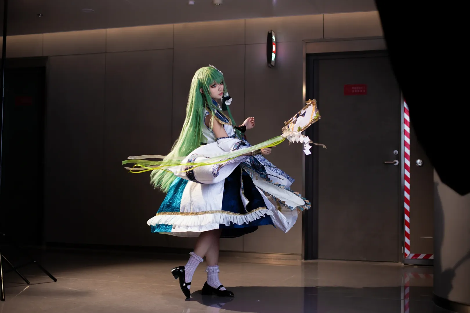 東方Project, 巫女コス, 東風谷早苗 コスプレ, アニメイベントの撮影ポーズ, 神楽鈴 - 8枚目