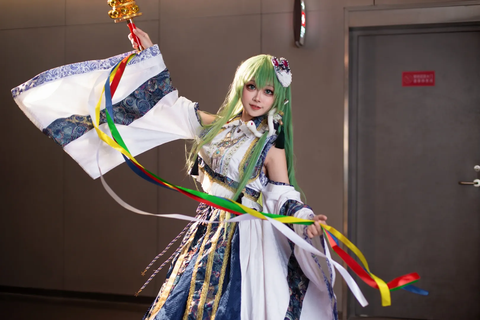 東方Project, 巫女コス, 東風谷早苗 コスプレ, アニメイベントの撮影ポーズ, 神楽鈴 - 9枚目