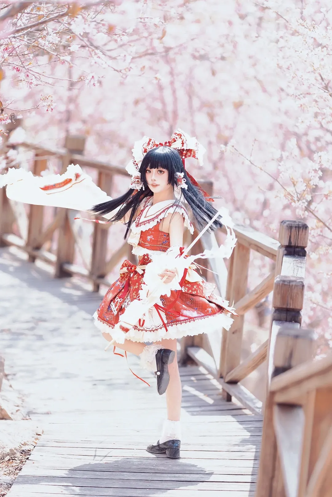 博麗霊夢コスプレ, 東方Project, 二次元コスプレ, ロケーション撮影, 桜の季節