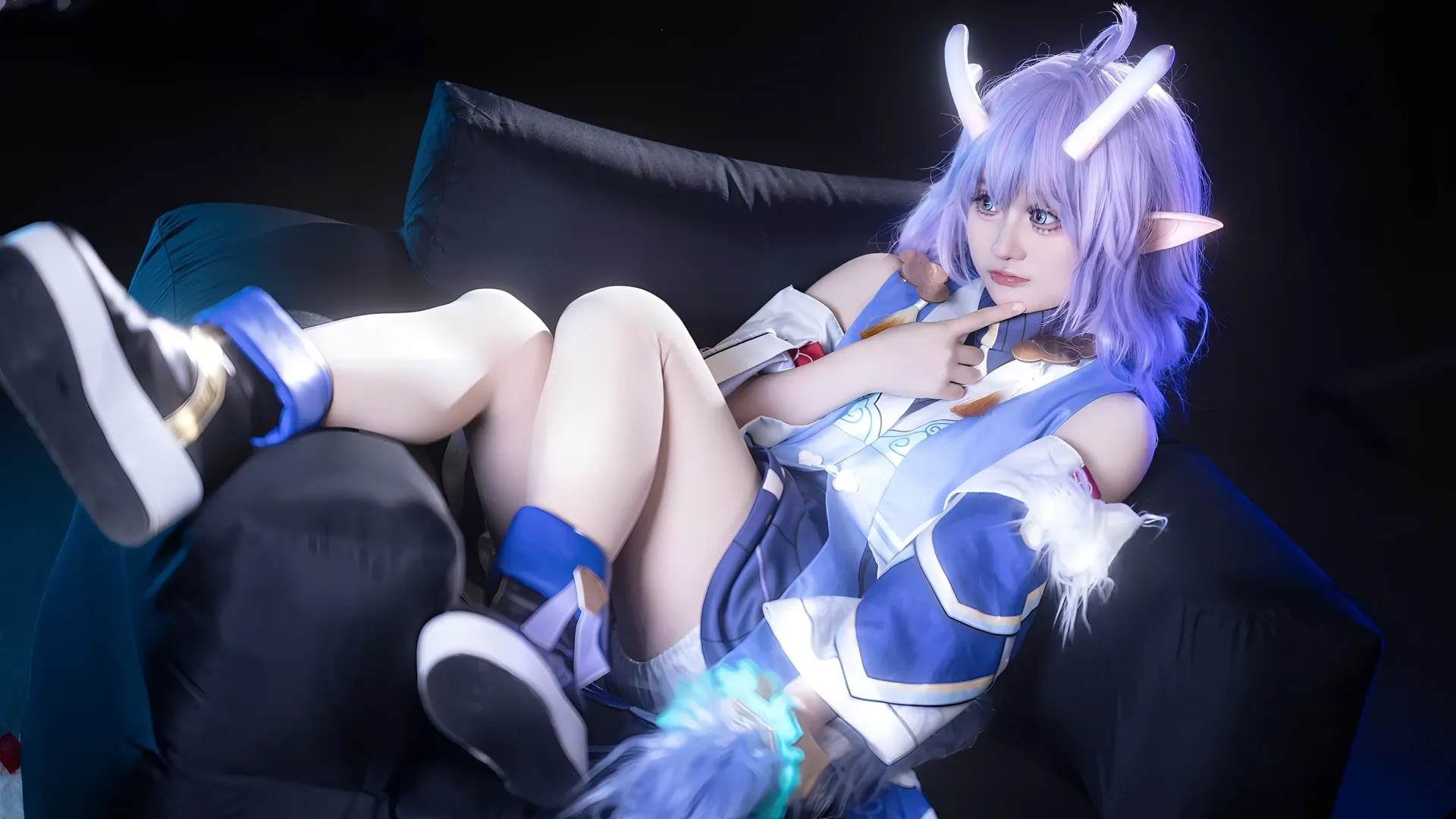 Cosplay, Character accuracy, Honkai: Star Rail, Bailu cosplay, Sitting pose reference - Image 3
