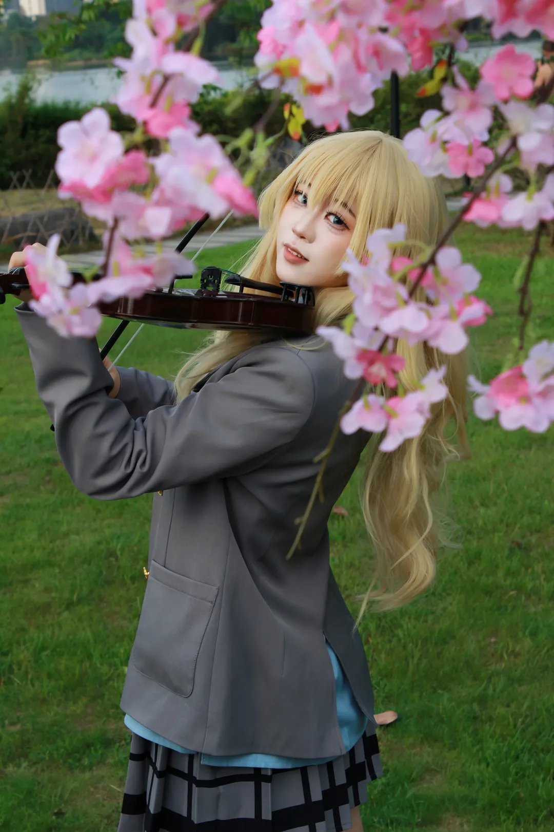 宫园薰cos, 四月是你的谎言, 小提琴cos, 樱花场景cosplay, 校园制服cosplay