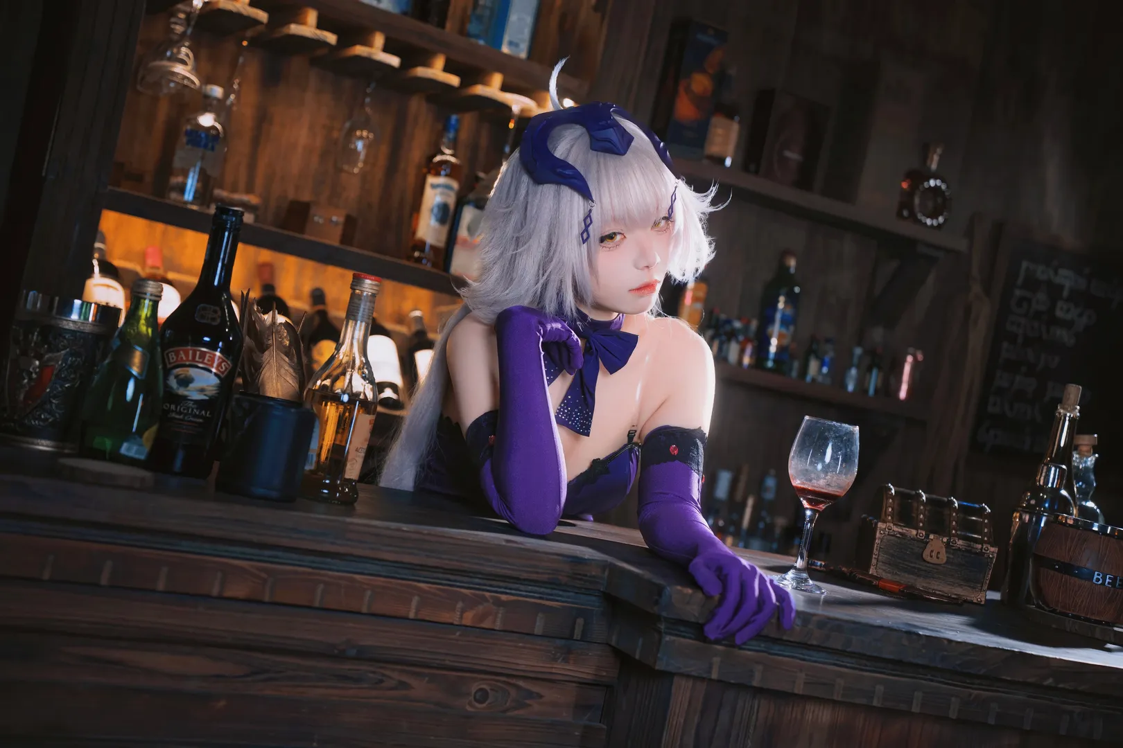 ジャンヌ・ダルク（オルタ）コスプレ, Fate/Grand Order, 酔いジャンヌ, スタジオ撮影, アルコール感 - 3枚目