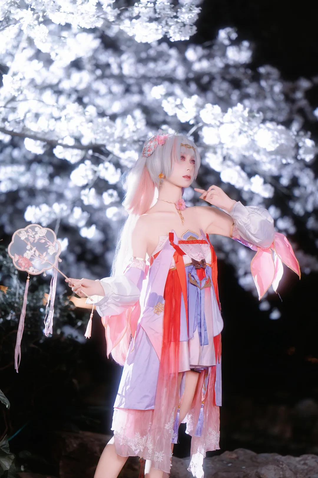 Wuthering Waves, Cherry blossom, Yozakura, Jinhsi cosplay, Lighting - Image 2
