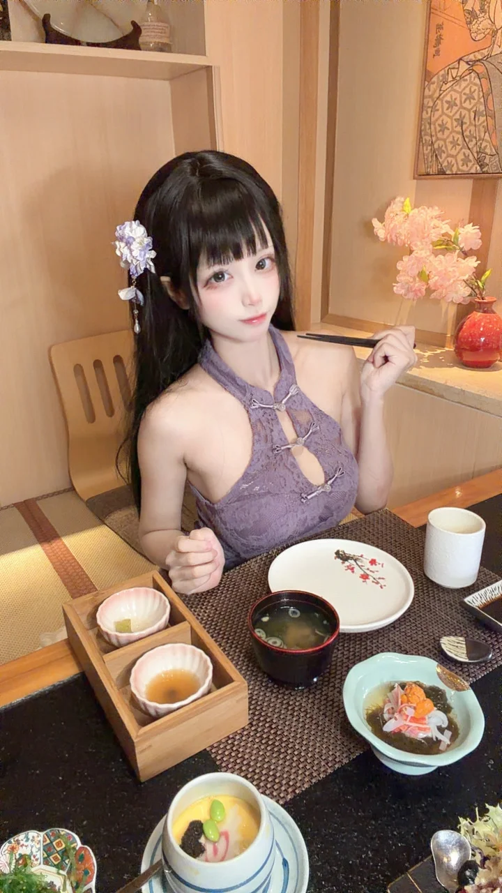 2D, Cosplay daily life, Japanese-style photoshoot, Japanese restaurant review, Foodie check-in