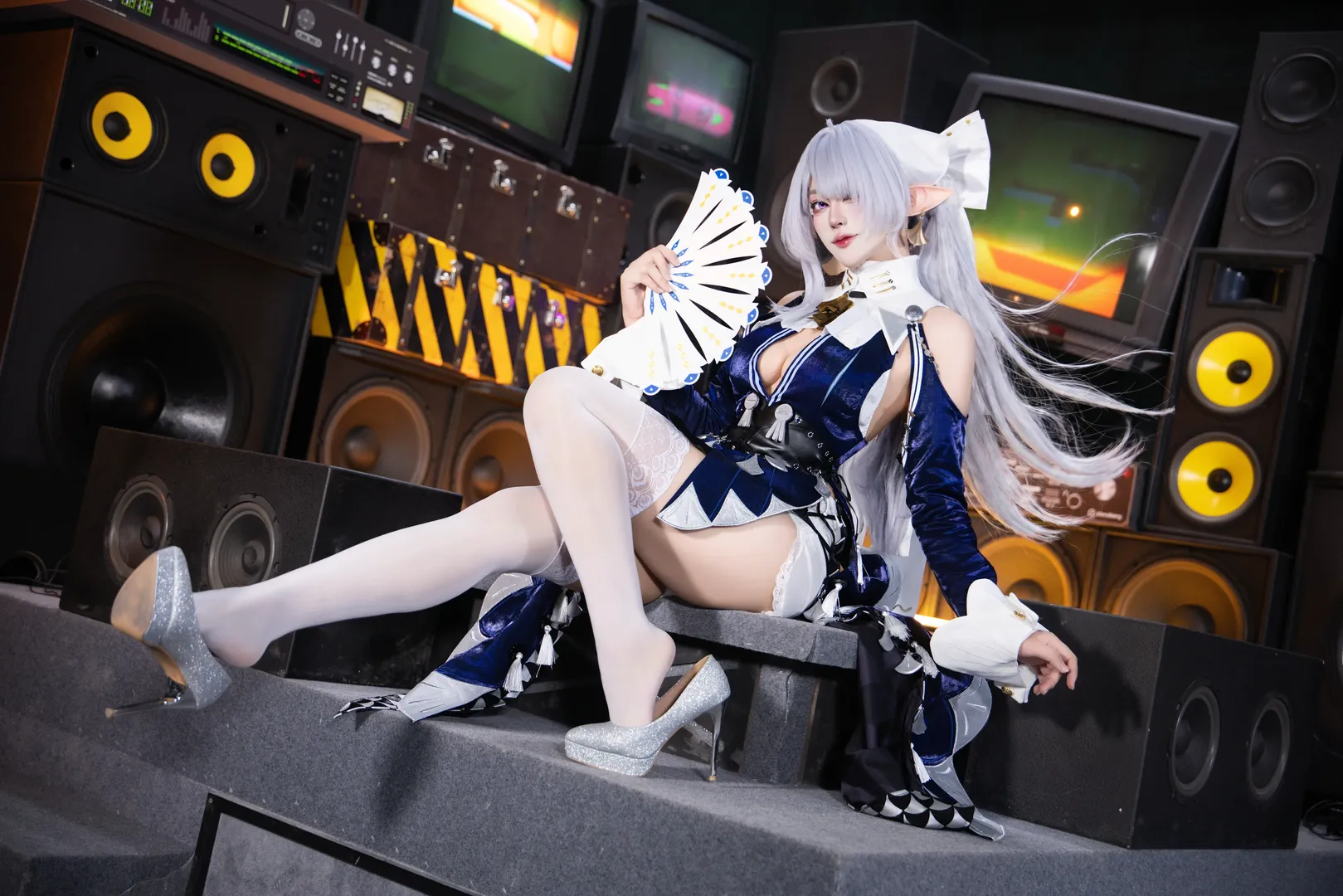 ゼンレスゾーンゼロ, 白髪エルフ, ヴェリナコスプレ, 扇子のスタイル, スタジオコスプレ - 1枚目
