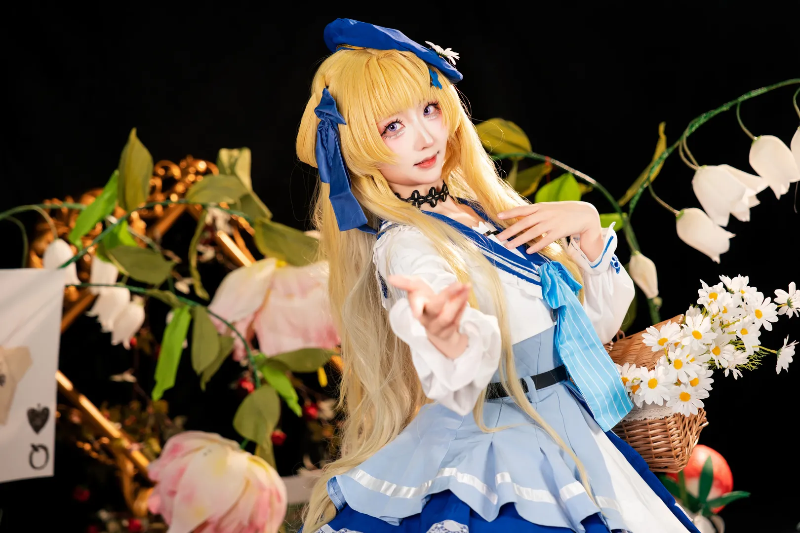 菲比cos, 鳴潮, 漫展返圖, cosplay攝影, 藍白洋裝