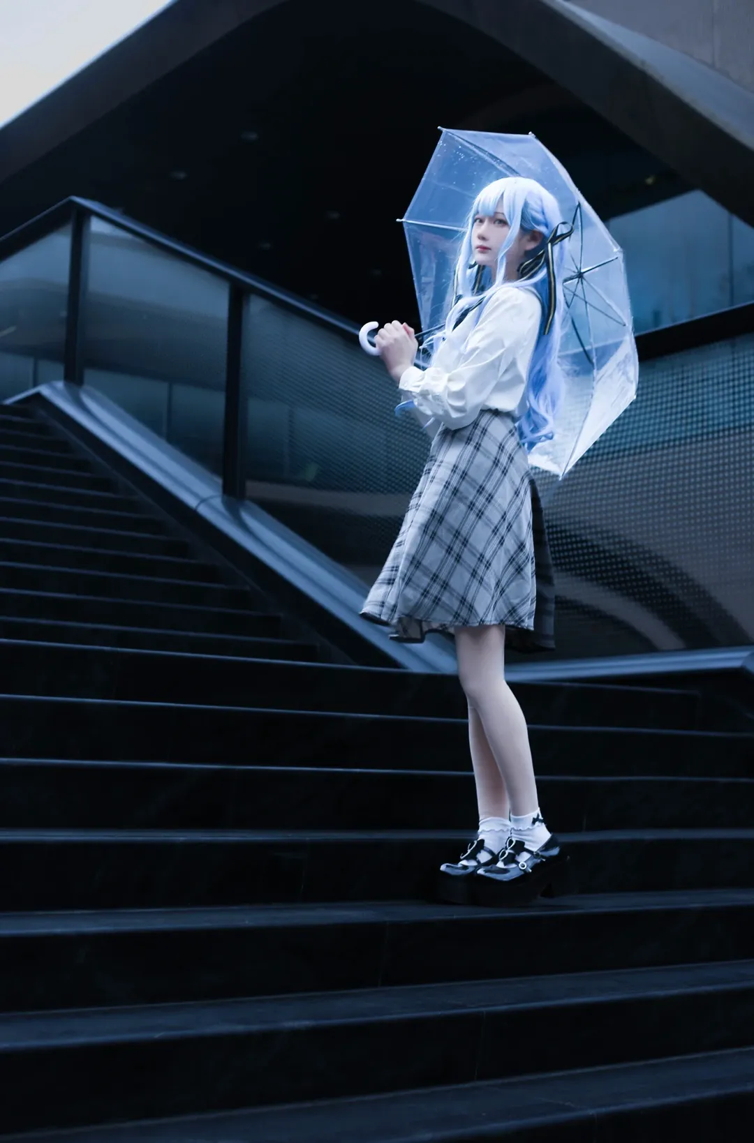 丰川祥子cos, cosplay摄影, MyGO/AveMujica, 蓝发假发, 透明雨伞