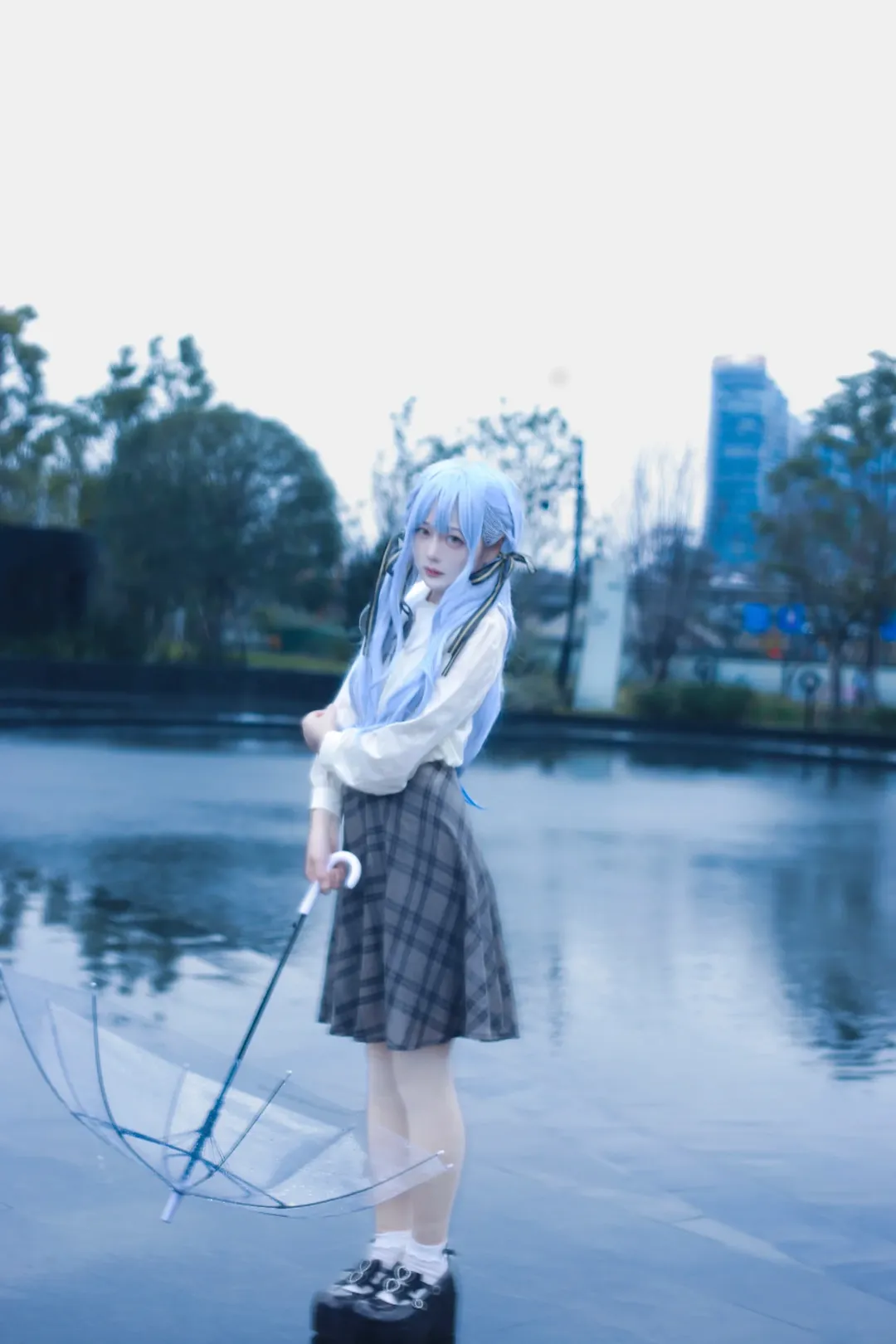 丰川祥子cos, cosplay摄影, MyGO/AveMujica, 蓝发假发, 透明雨伞 - 第4张