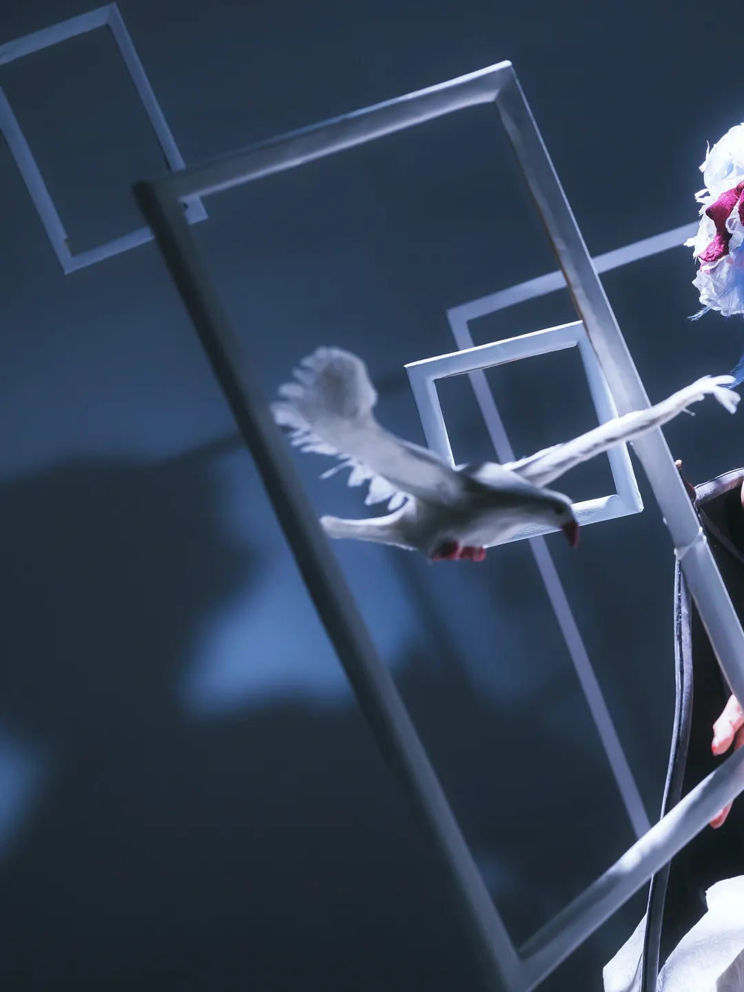 Lighting atmosphere, Cosplay photography, Landscape composition, Flying bird element, Empty shot creation