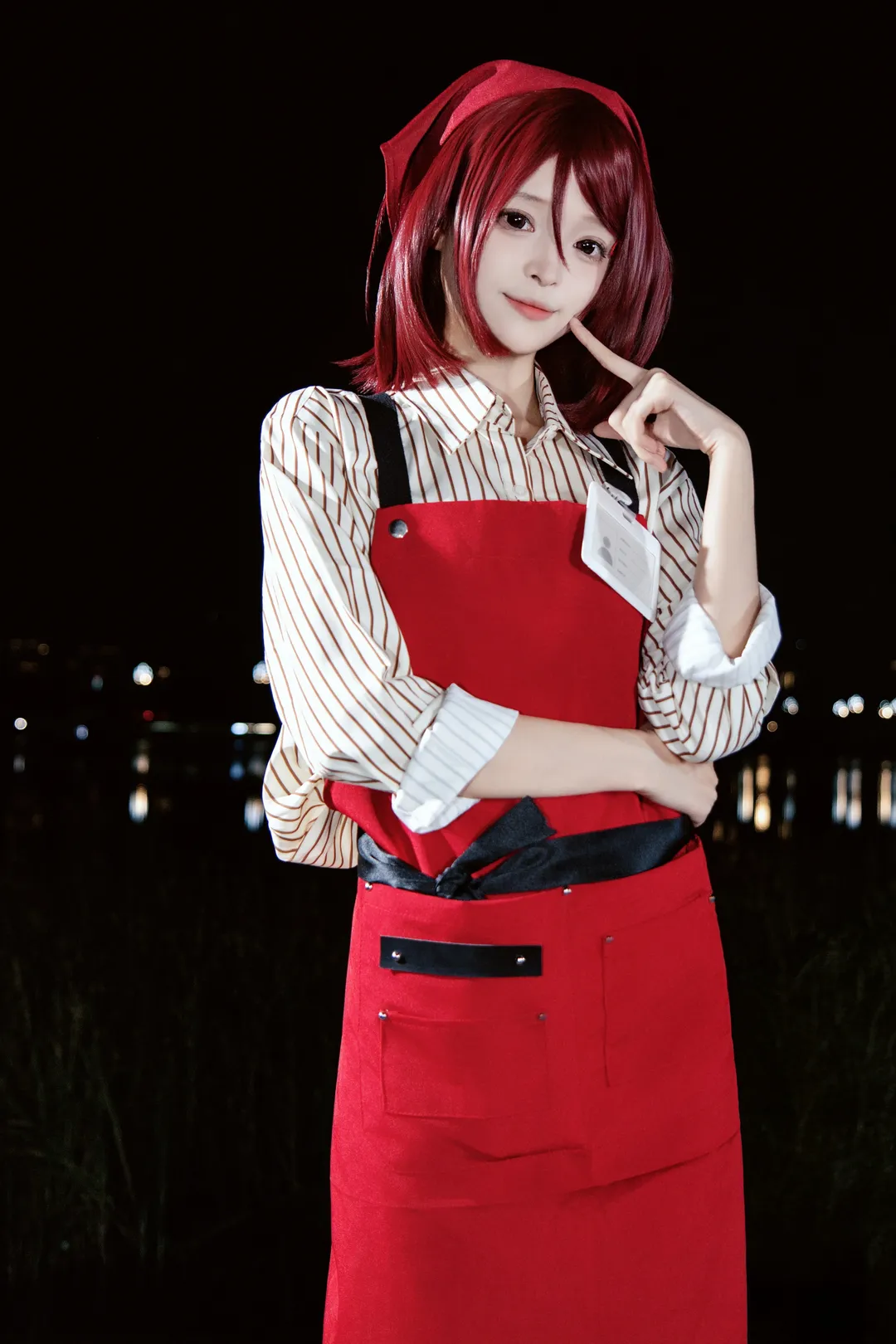 二次元コスプレ, スーパーの裏でヤニ吸うふたり, 山田コスプレ, 夜景の雰囲気, 赤髪のアニメキャラクター