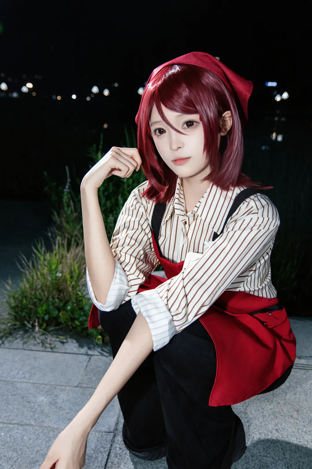 二次元cosplay, 在超市后门吞云吐雾的二人, 山田cos, 夜景氛围感, 红发动漫角色 - 第5张