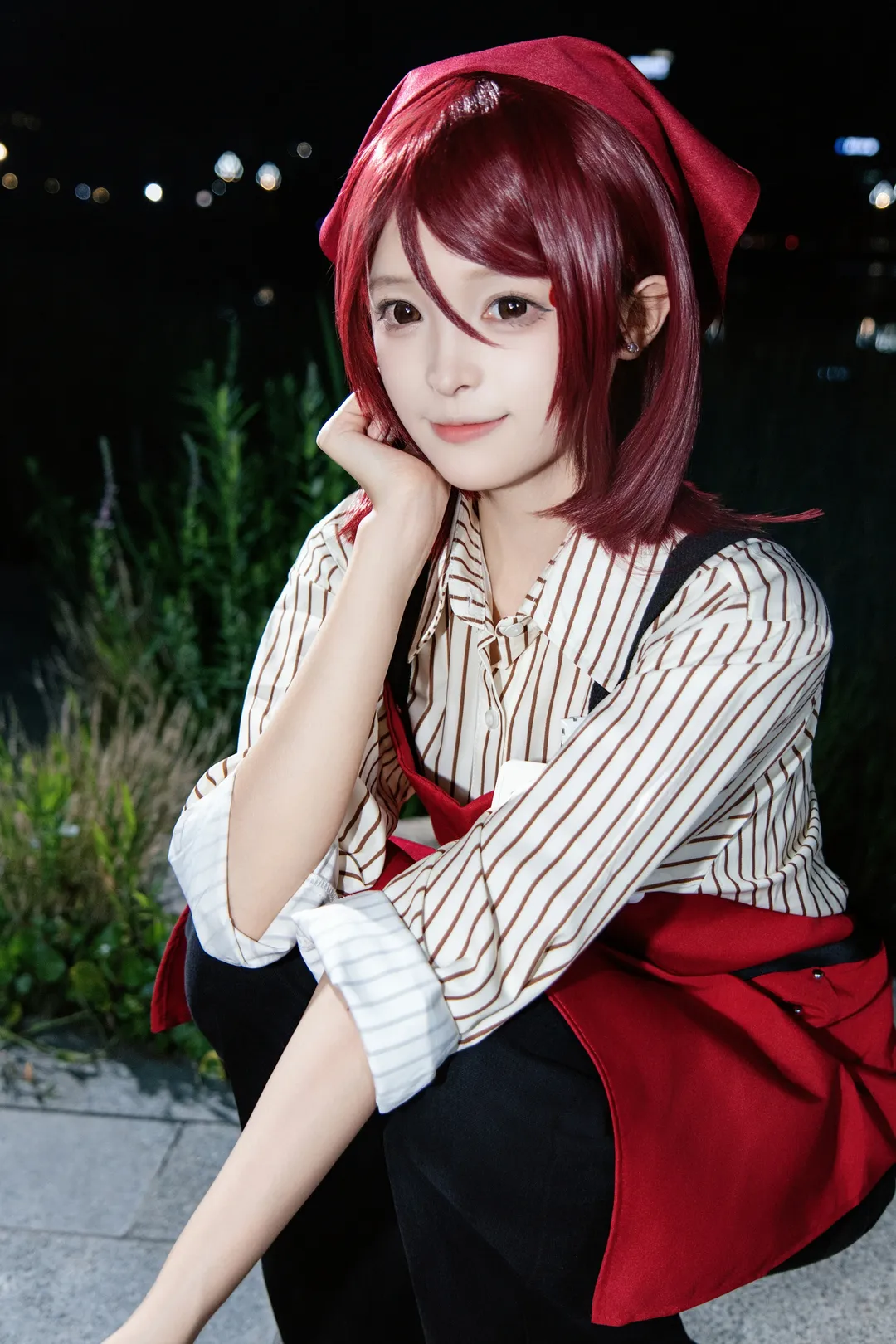 二次元cosplay, 在超市后门吞云吐雾的二人, 山田cos, 夜景氛围感, 红发动漫角色 - 第7张