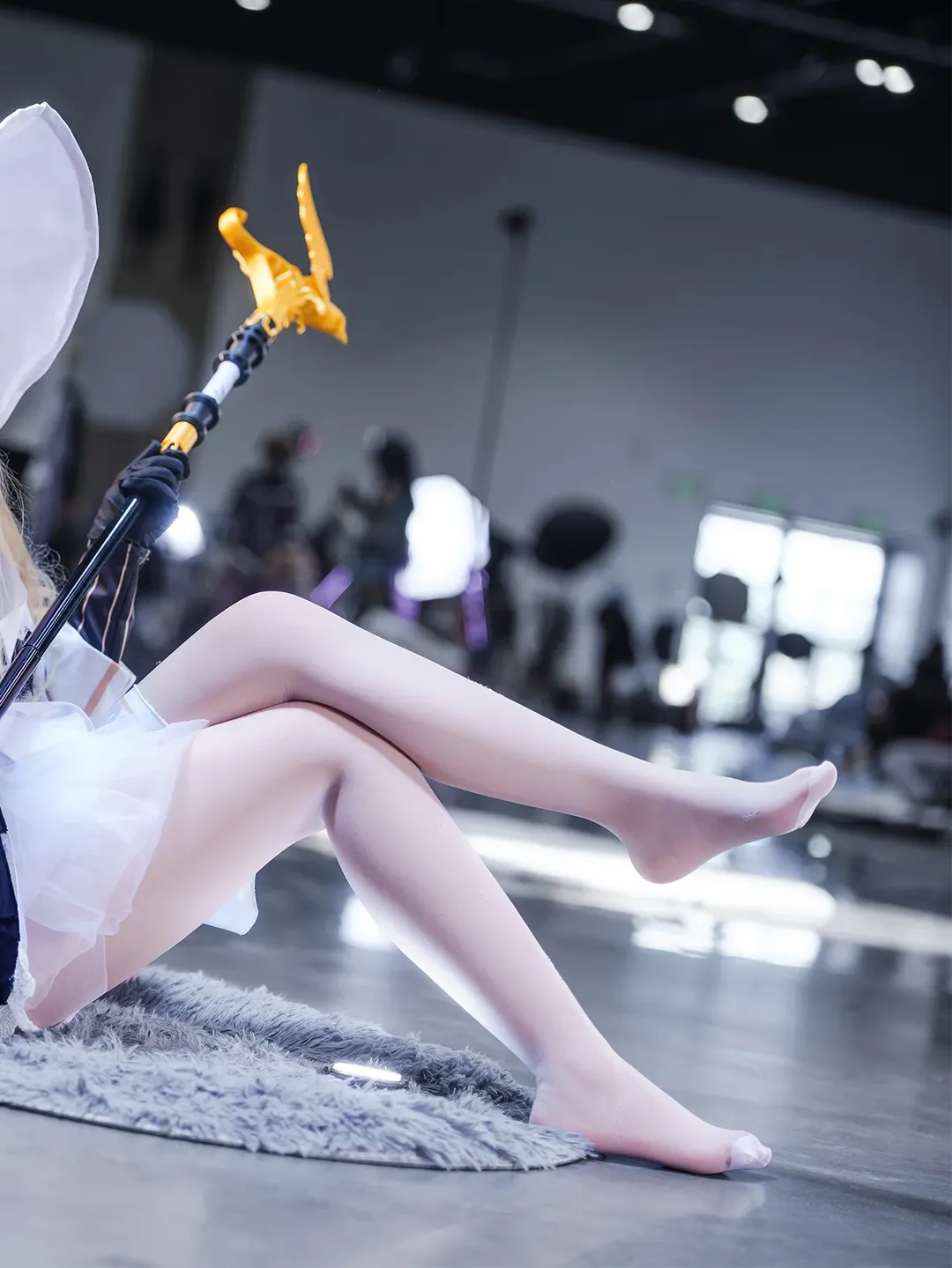 Phoebe Cosplay, Wuthering Waves, Anime-style photography, Convention photos, White stockings cosplay - Image 2